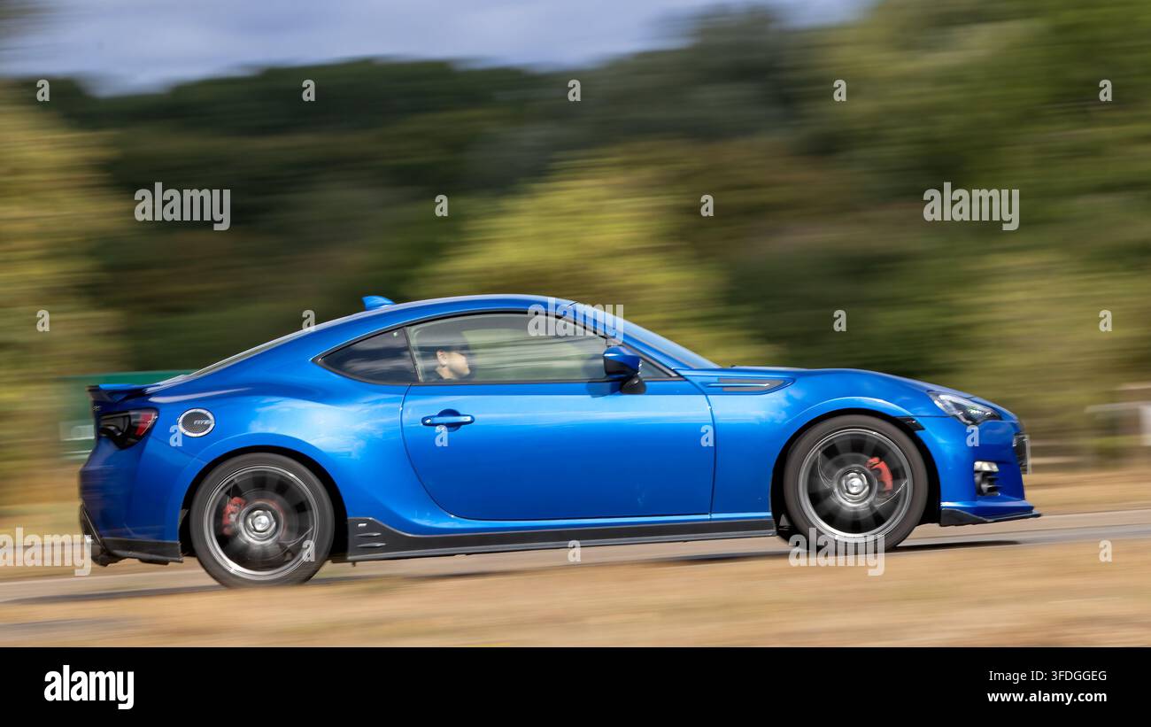 Milton Keynes; Regno Unito - 30 agosto 2026: Auto Subaru BRZ blu del 2014 in corsa su una strada britannica Foto Stock