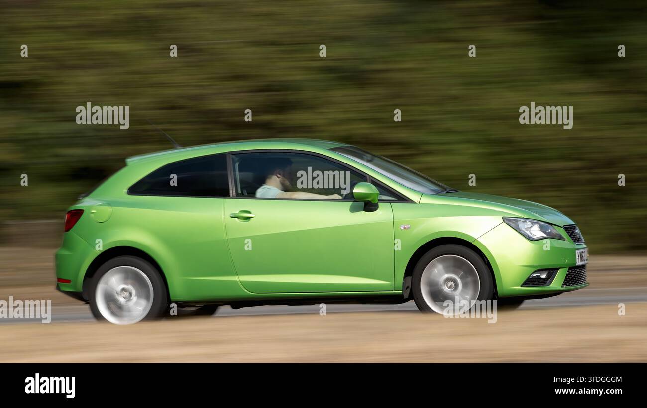 Milton Keynes; Regno Unito - 30 agosto 2026: Auto Seat Ibiza verde del 2013 in corsa su una strada britannica Foto Stock