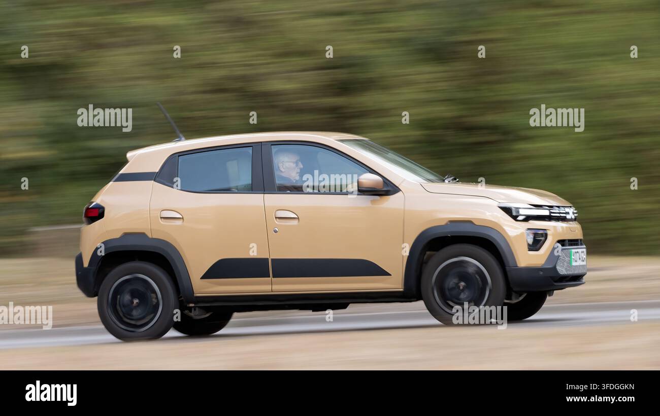 Milton Keynes; Regno Unito - 30 agosto 2026: Dacia Spring, auto elettrica, in guida su una strada britannica Foto Stock