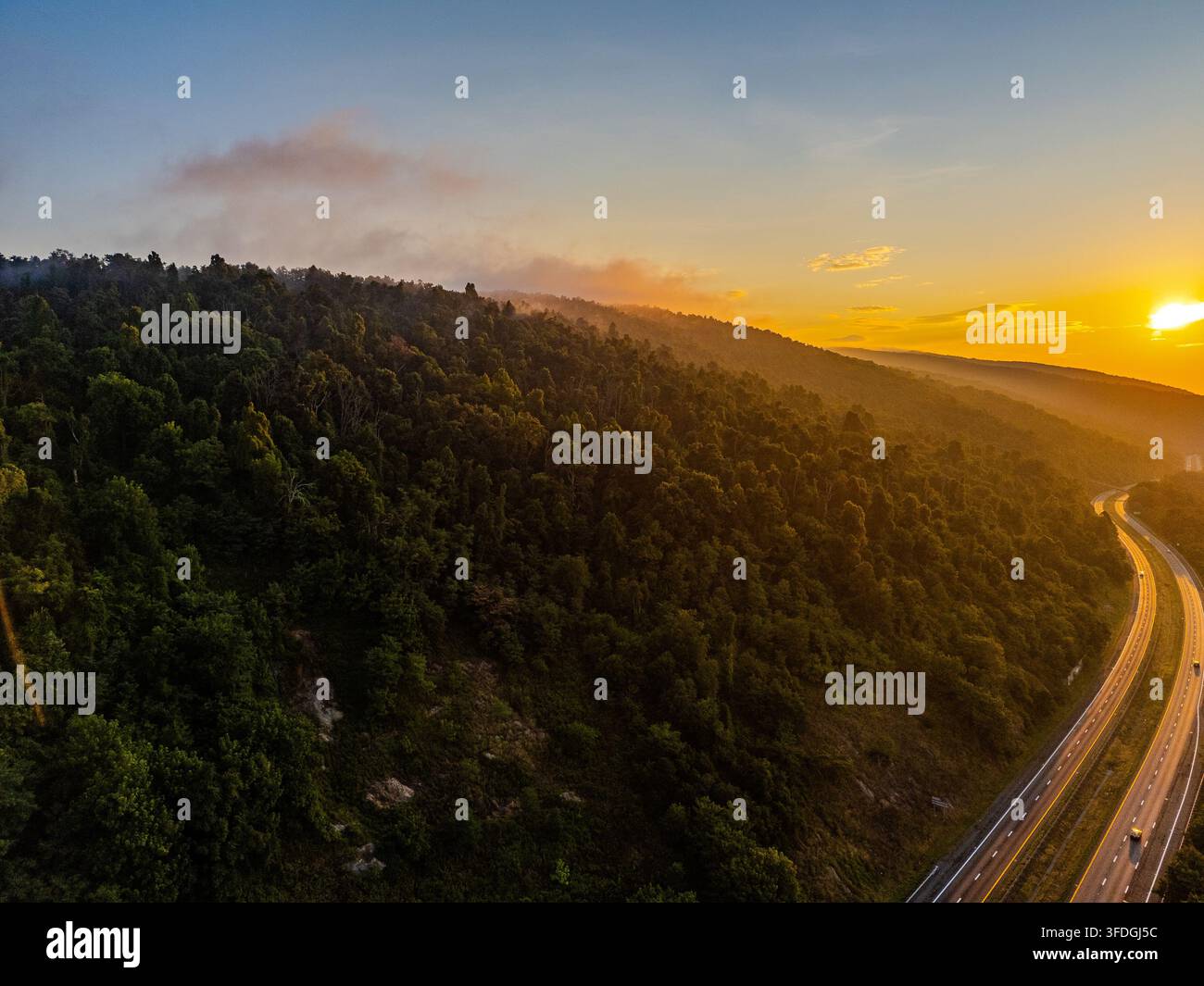 Vista aerea dell'Interstate 64 che si snoda attraverso le montagne boschive dei Blue Ridge al tramonto ad Afton, Virginia, Stati Uniti. Foto Stock