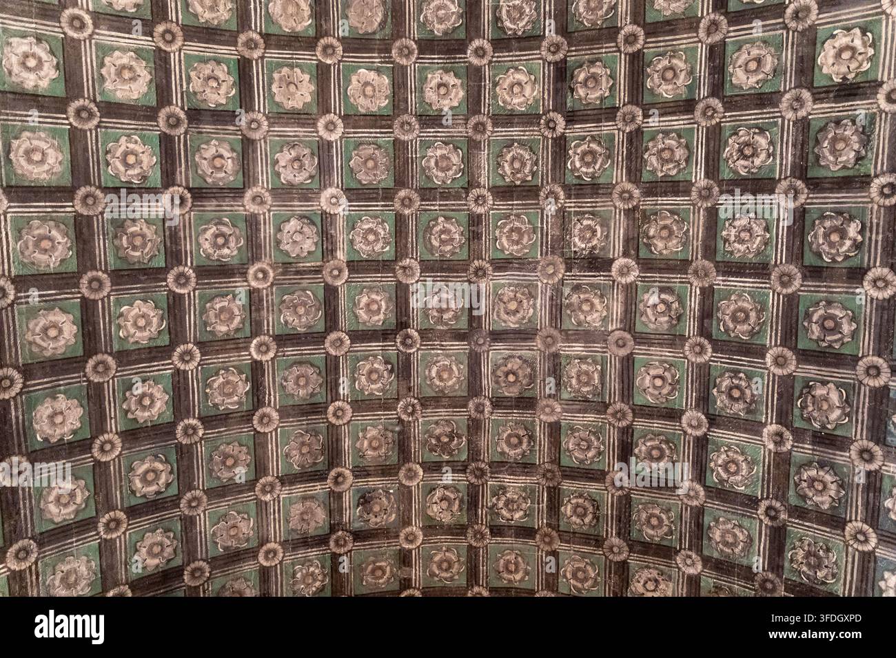 Soffitto decorativo dipinto storico all'interno della chiesa vicino al Palais des Papes ad Avignone, Francia Foto Stock