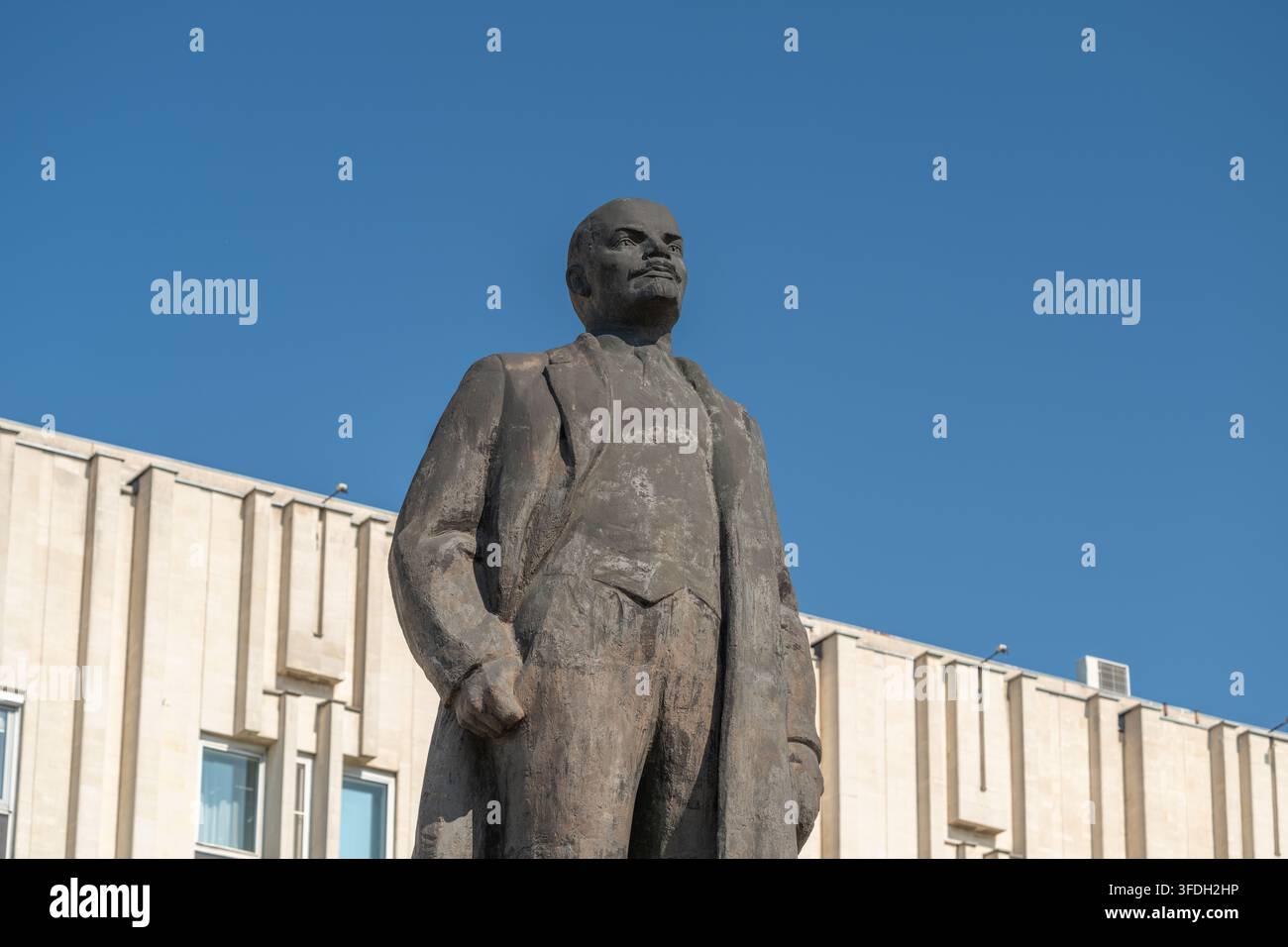 A Tula in Russia, il maestoso monumento a Lenin cattura l'attenzione, la sua figura in bronzo si protende verso il cielo. Gli edifici circostanti completano l'historico Foto Stock