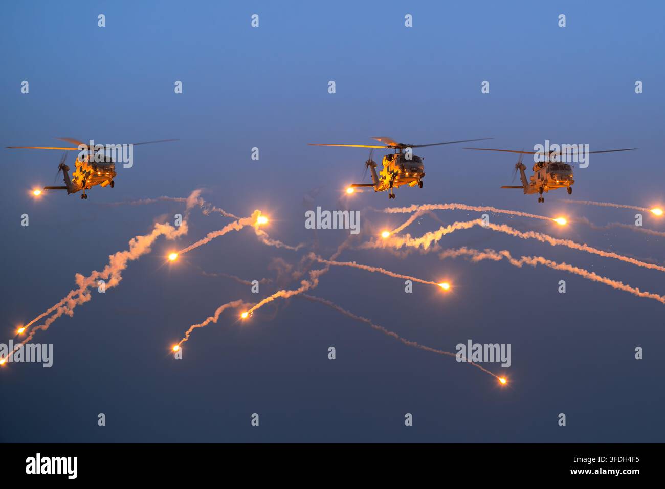 Elicotteri Seahawk MH-60R "Romeo" della Marina indiana che lanciano razzi IRCM Foto Stock