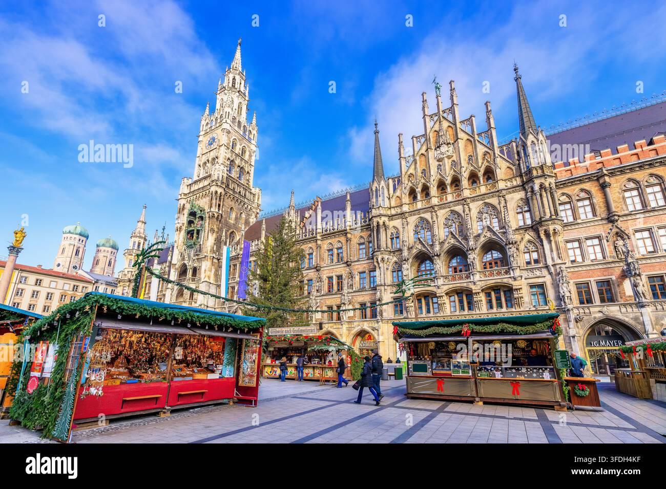 Monaco di Baviera, Germania – 2 dicembre 2025: Marienplatz durante il mercato natalizio annuale nella vecchia città di Monaco di Baviera. Foto Stock