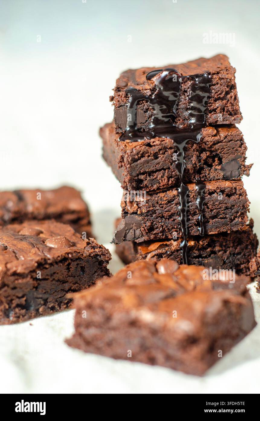 Composizione verticale di brownies al cioccolato fatti in casa impilati con poca profondità di campo. Foto Stock