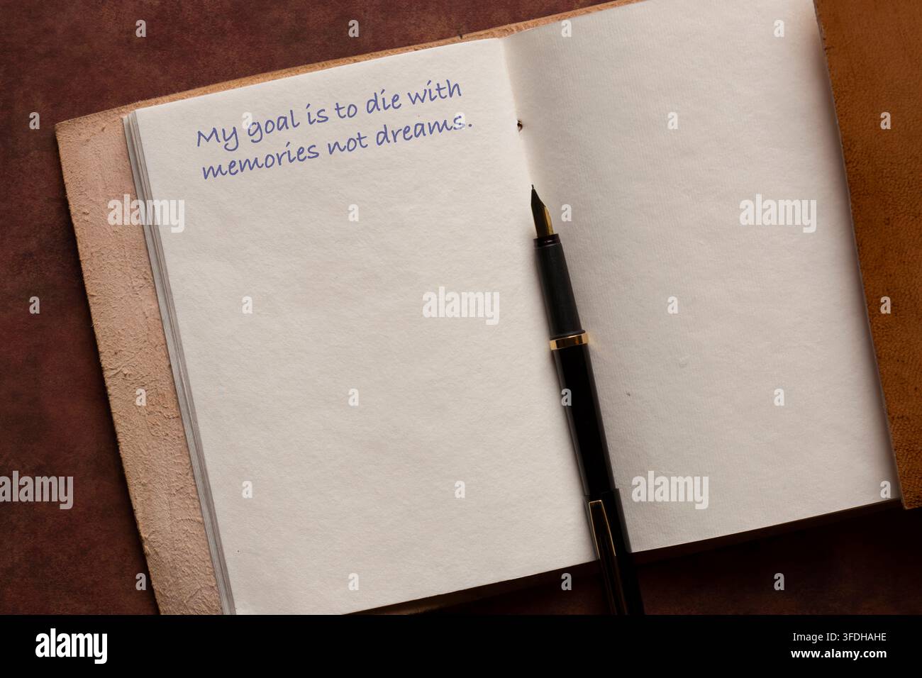Pagina di diario in pelle con una citazione sul tema "il mio obiettivo" scritta con una penna stilografica. Concetto ispiratore di citazione sullo stile di vita della consapevolezza Foto Stock