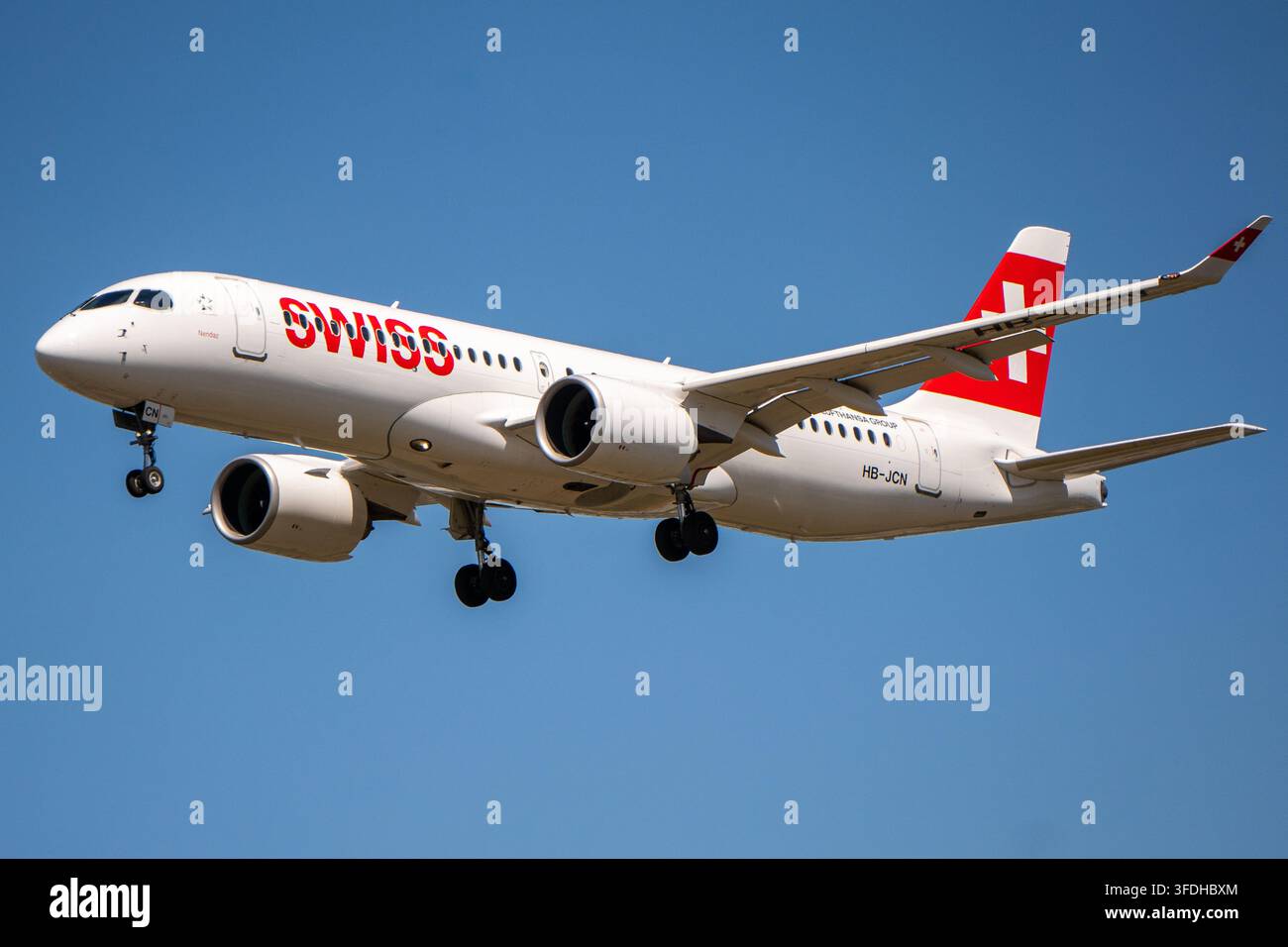 Un Swiss Air A220, HB-JCN, in arrivo all'aeroporto di Heathrow. Foto Stock