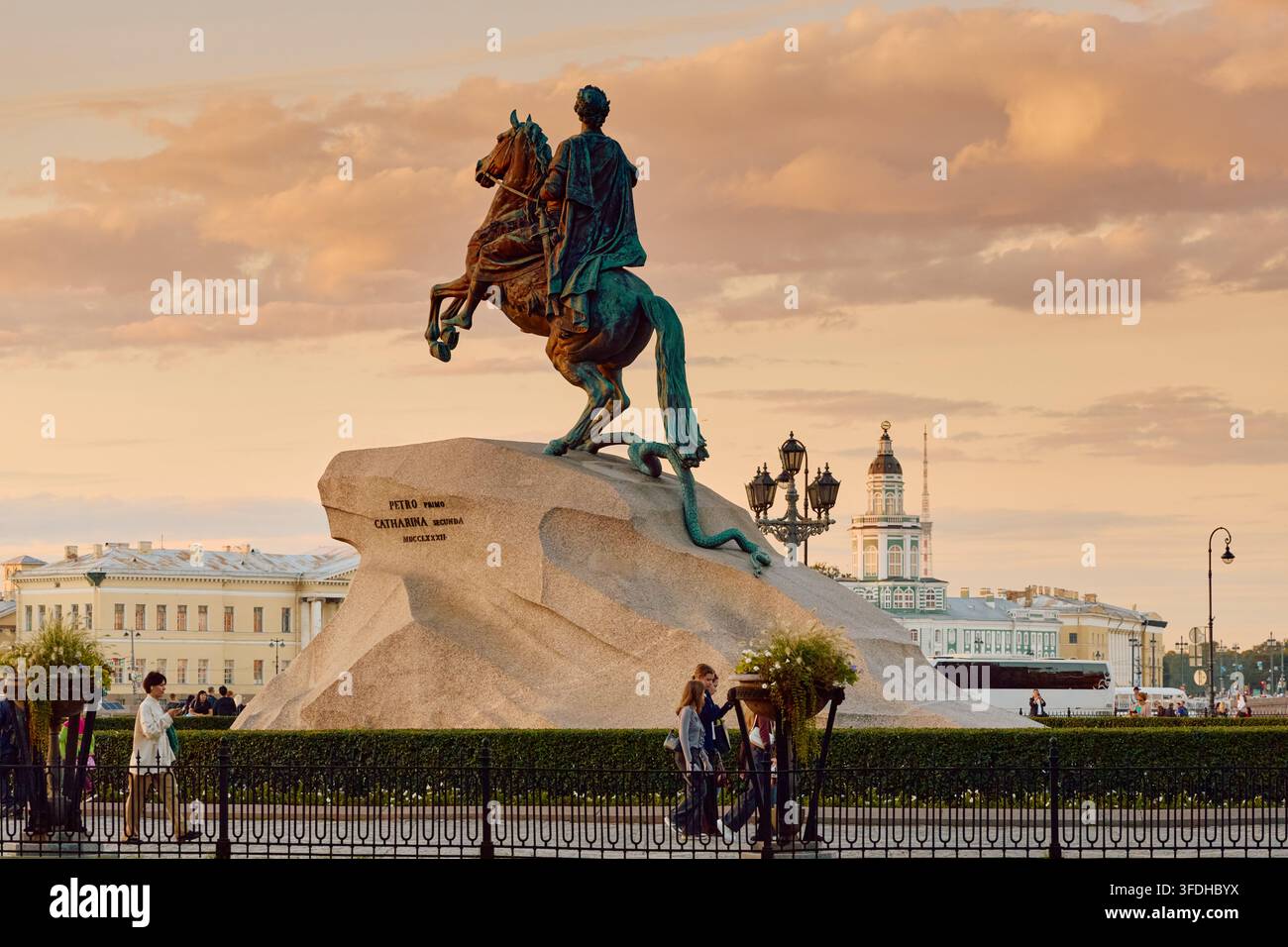 Russia, San Pietroburgo, 27 agosto 2026: Monumento a Pietro il Grande al tramonto, gabinetto delle curiosità del museo sullo sfondo, turisti che camminano Foto Stock