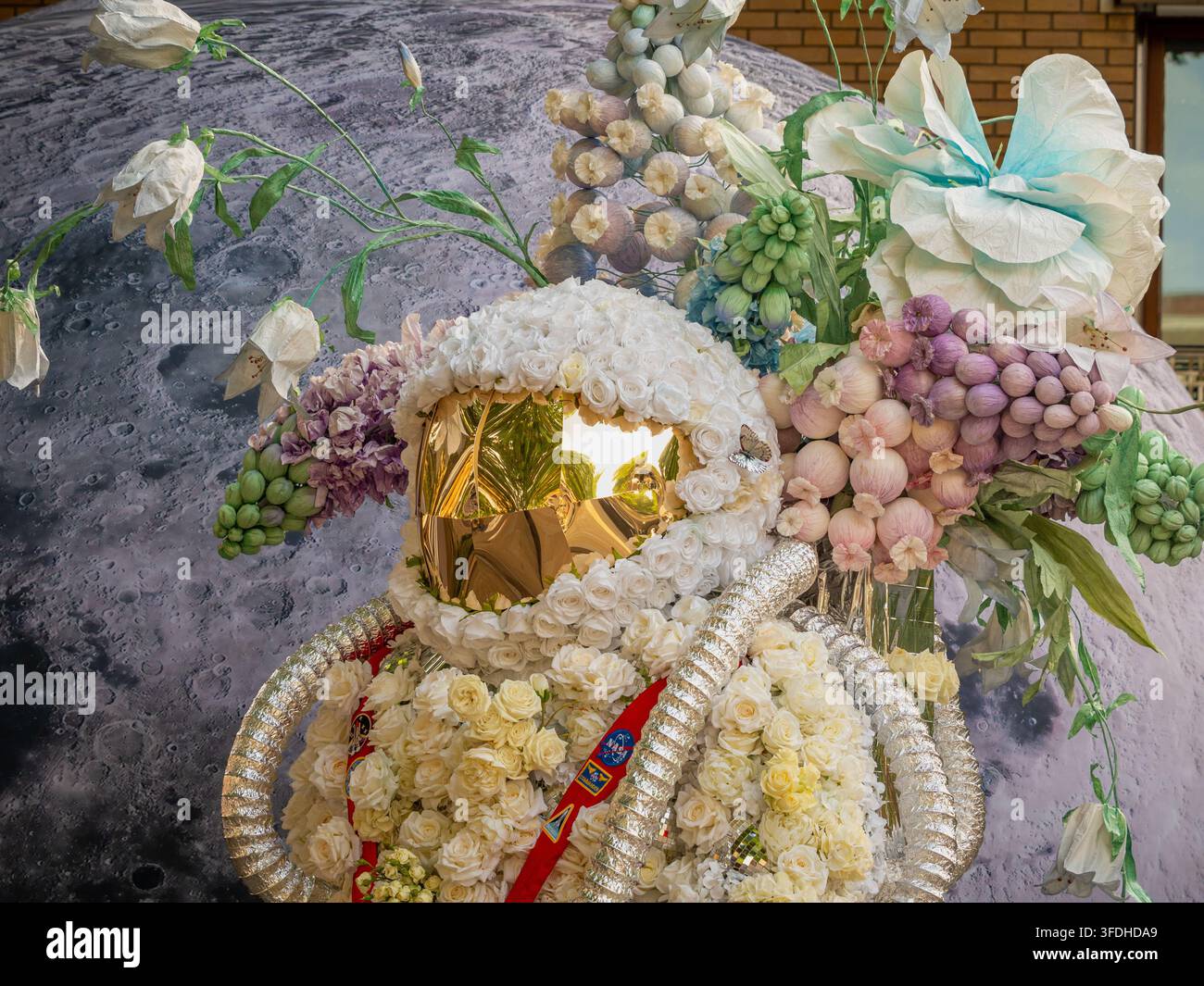 Vista ravvicinata dell'astronauta floreale nella Discesa sulla Luna al Duke of York Square, Chelsea in Bloom 2026, Londra. Foto Stock