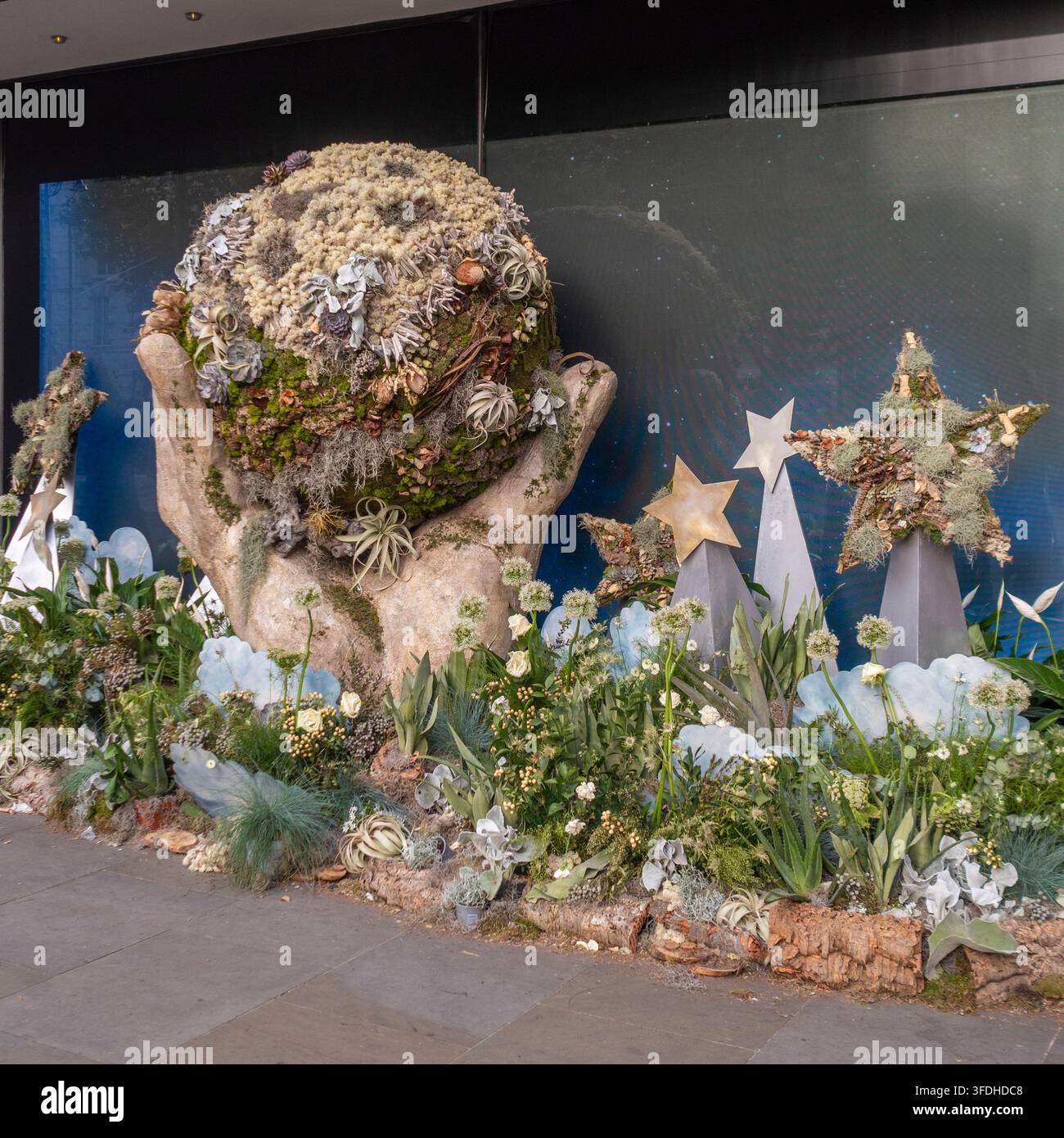 Scena da giardino lunare nell'installazione Flower Moon di Peter Jones per Chelsea in Bloom 2026, Sloane Square, Londra. Foto Stock