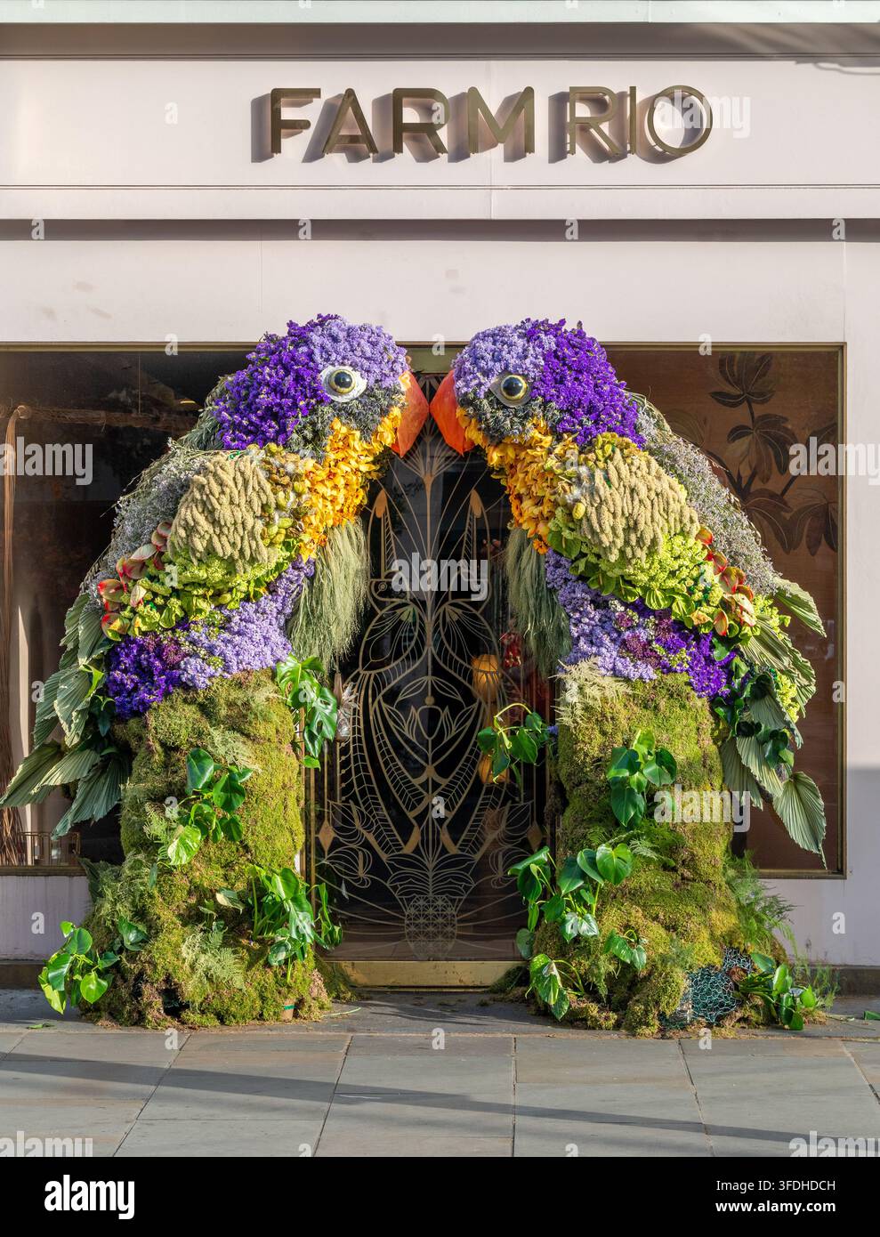 Portale floreale FARM Rio Parrot Forest su King's Road durante Chelsea in Bloom 2026, della fiorista Kaiva Kaimins. Foto Stock