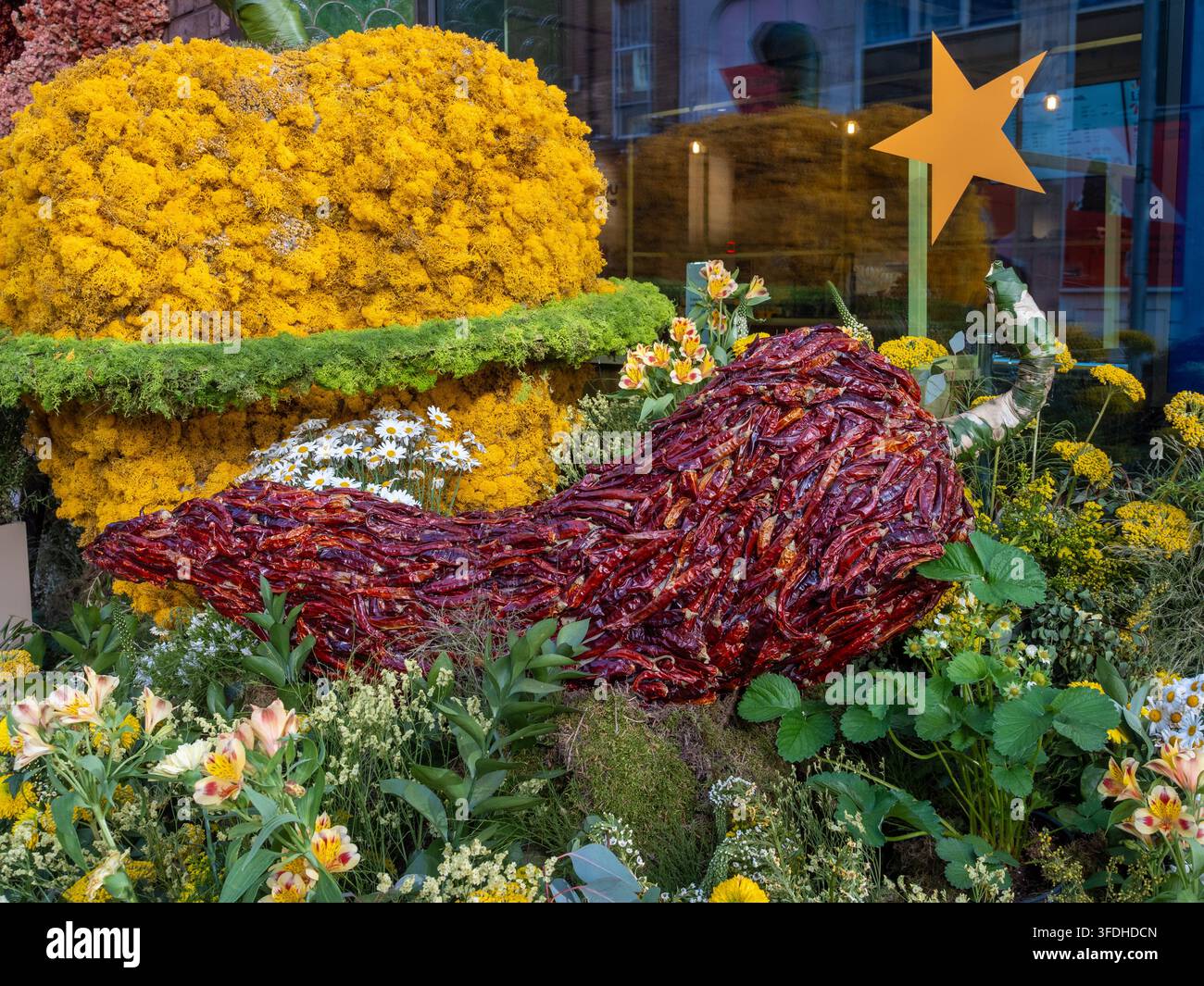 Esposizione di Whole Foods Market Chelsea in Bloom 2026 con pianeti alimentari floreali e rucola di verdure, Londra. Foto Stock
