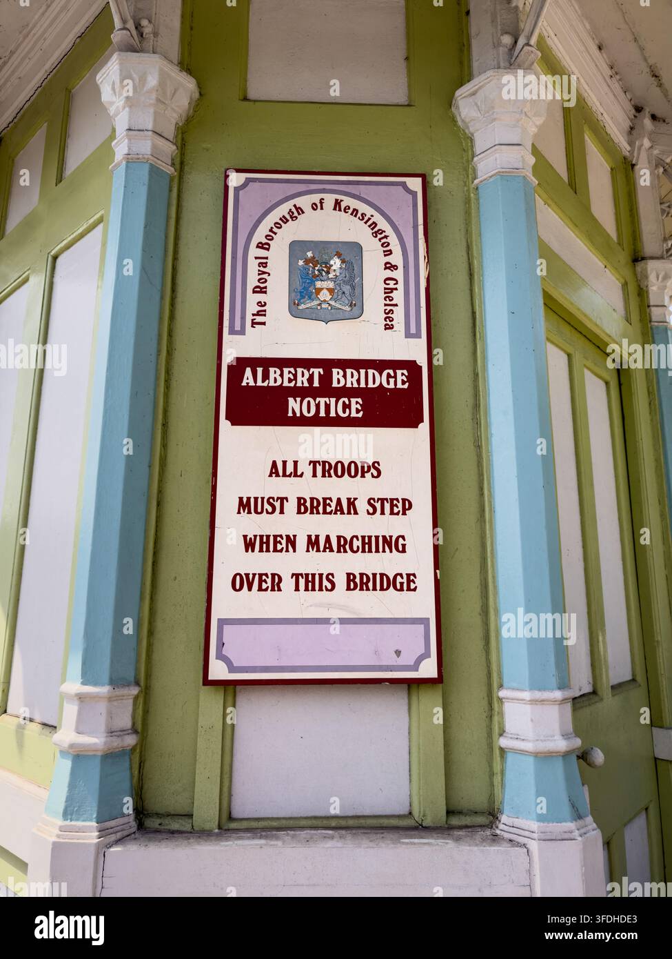 Segnale del ponte Albert che indica alle truppe di spezzare il passo quando marciano sul ponte a Chelsea, Londra, Inghilterra, Regno Unito. Foto Stock