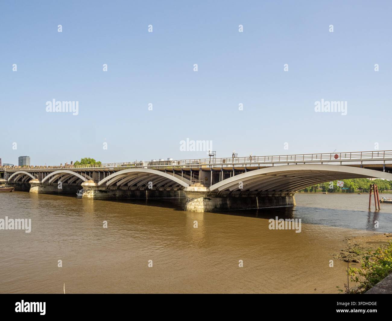 Ponte ferroviario Grosvenor che attraversa il Tamigi a Londra, Inghilterra, Regno Unito. Foto Stock