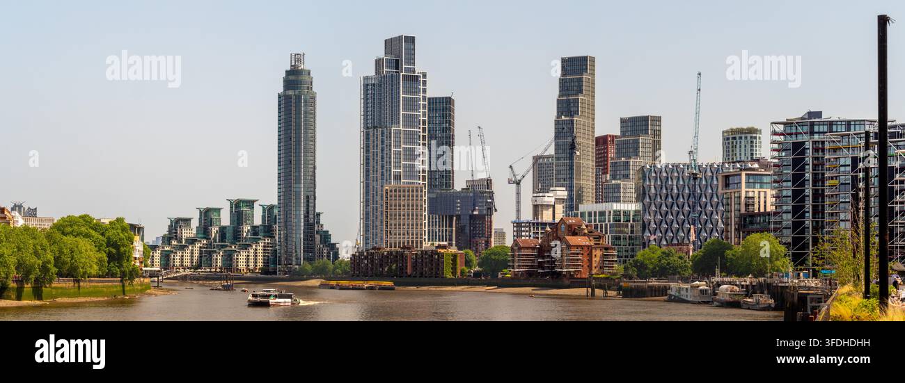 Skyscraper della skyline di Londra e torri sul fiume visti attraverso il Tamigi vicino a Vauxhall, Londra, Inghilterra, Regno Unito Foto Stock