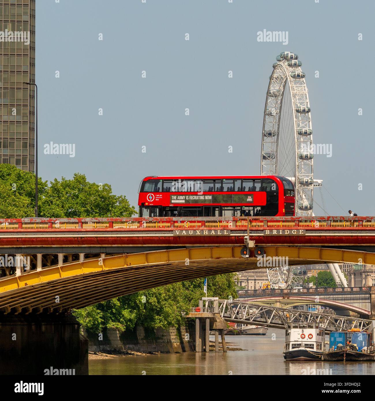Autobus rosso di Londra che attraversa il Vauxhall Bridge con la London Eye sullo sfondo, Londra, Inghilterra, Regno Unito. Foto Stock