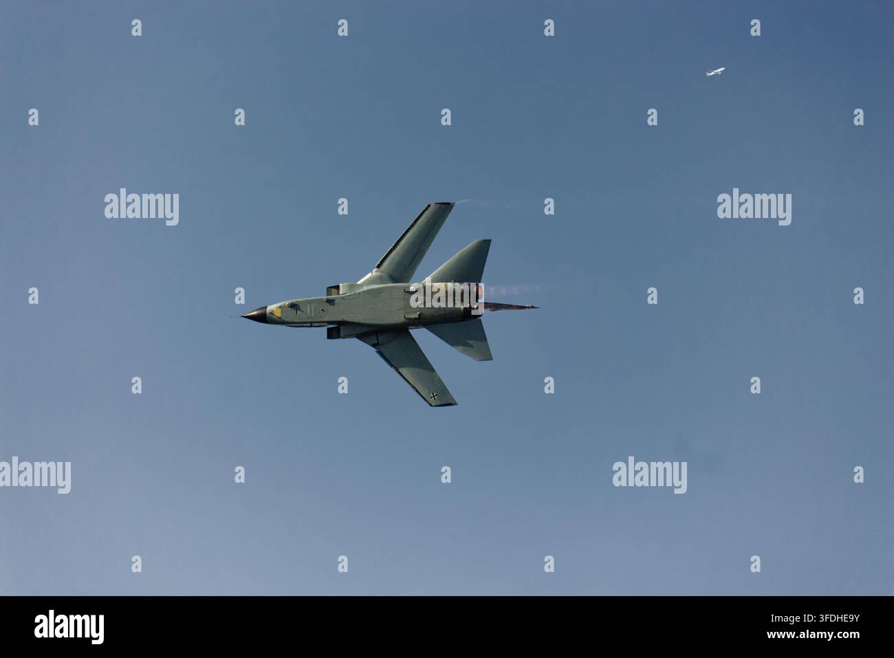 Panavia Tornado IDS della Luftwaffe tedesca che mostra le sue ali piegate all'indietro durante un volo dimostrativo alla fiera aerea BIAS 2026, 29.08.2026 Foto Stock