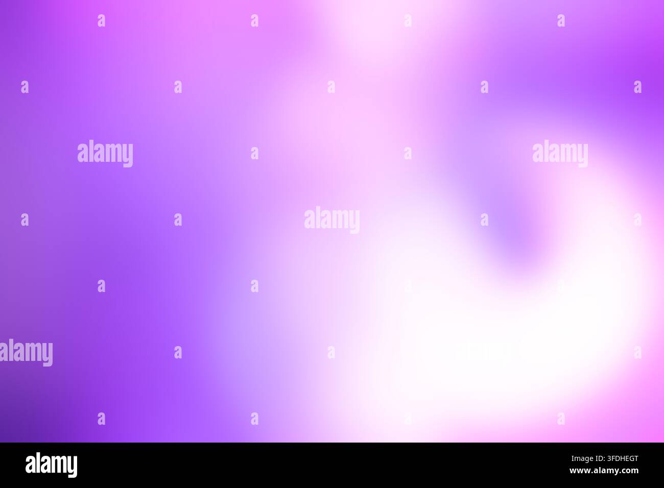 Sfondo astratto viola con una vivace luminescenza radiale viola e magenta; sfumatura morbida sfocata con perdite di luce neon e spazio per il testo. Foto Stock