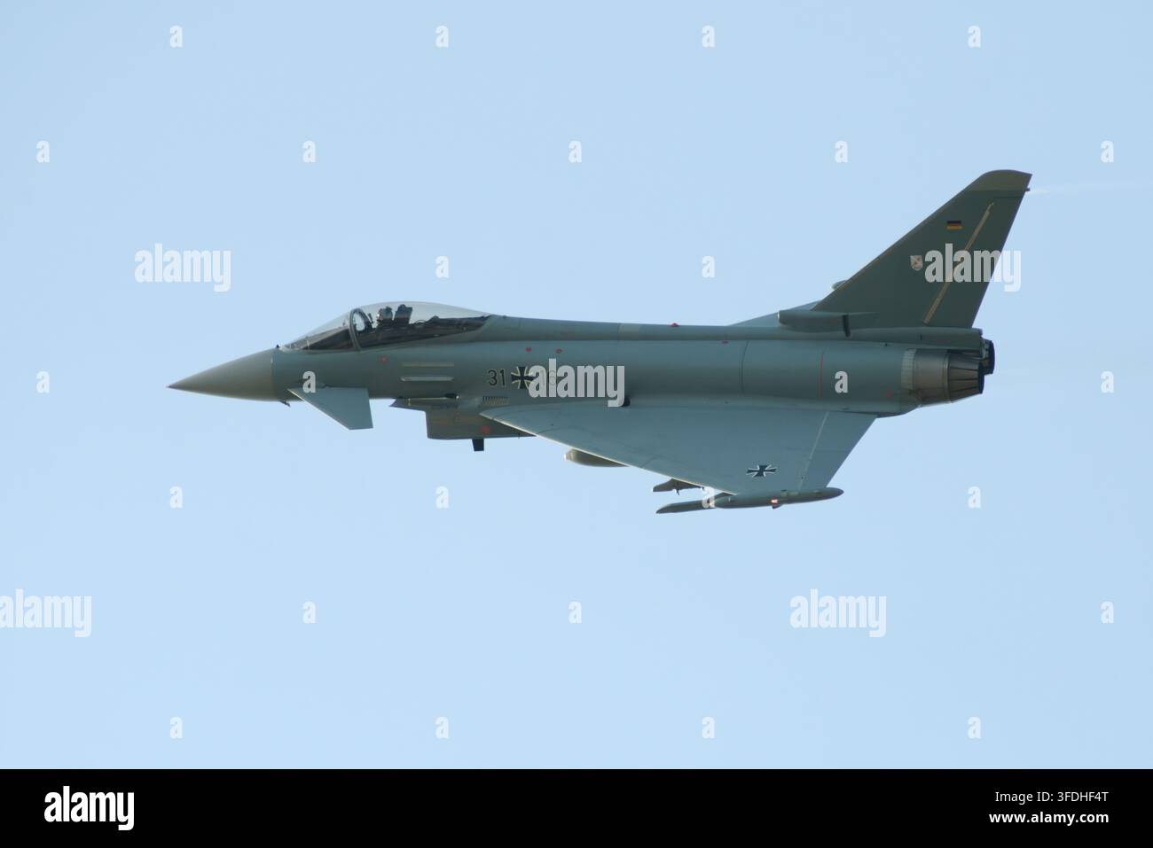 Bucarest, Romania - 29 agosto 2026: Il Luftwaffe Eurofighter EF2000 Typhoon 31 16 vola oltre in un profilo laterale sinistro chiaro durante il BIAS 2026. Foto Stock