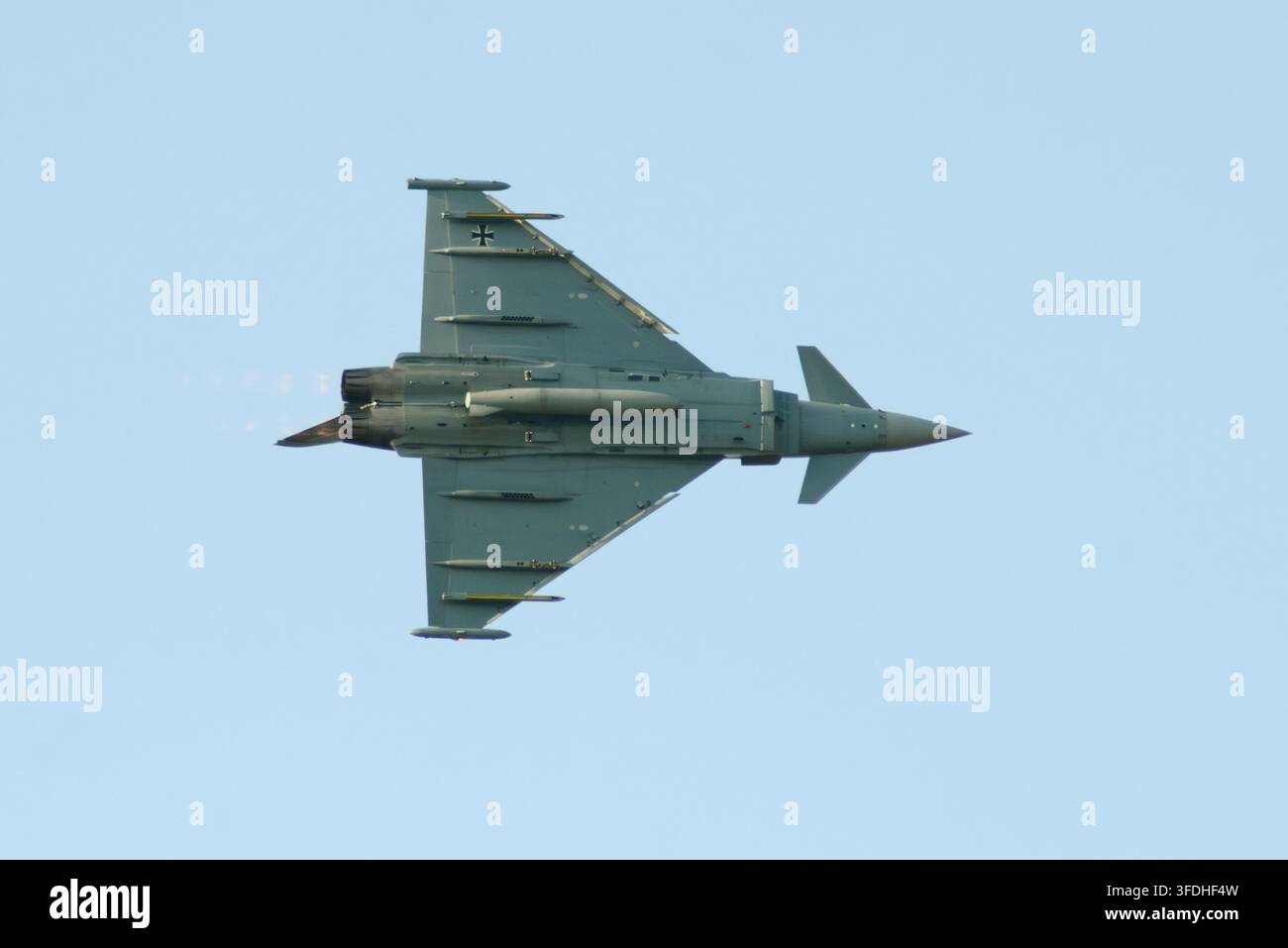 Bucarest, Romania - 29 agosto 2026: L’Eurofighter EF2000 Typhoon 31 16 della Luftwaffe sorvola durante il BIAS 2026, visibile in una chiara vista inferiore. Foto Stock