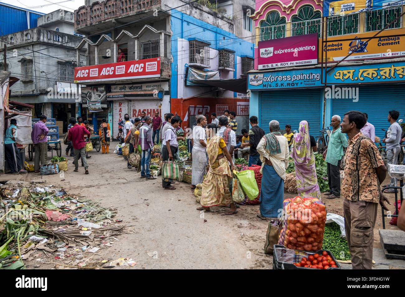 Un vivace mercato di strada in India mette in mostra il commercio quotidiano con persone che sfogliano prodotti e merci in un vivace contesto urbano Foto Stock