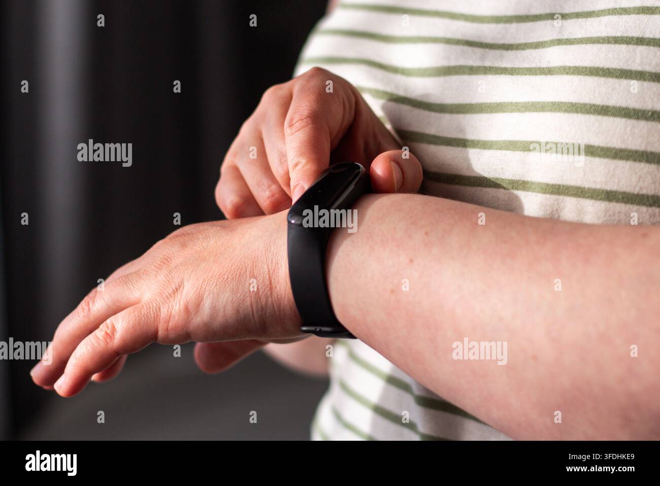 Donna che prova ansia e stress controllando la salute su smartwatch. Grande affaticamento da parte del digitale e delle tecnologie. Ossessione per il monitoraggio dei dati Foto Stock