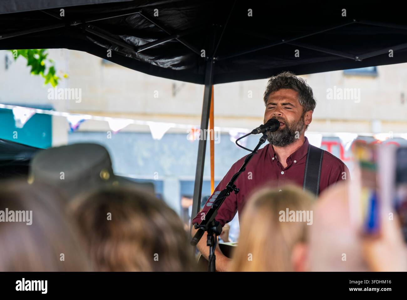Primo piano della star indie folk Passenger che fa busking a Bath, Somerset, UK, per promuovere il nuovo album il 30 agosto 2026 Foto Stock