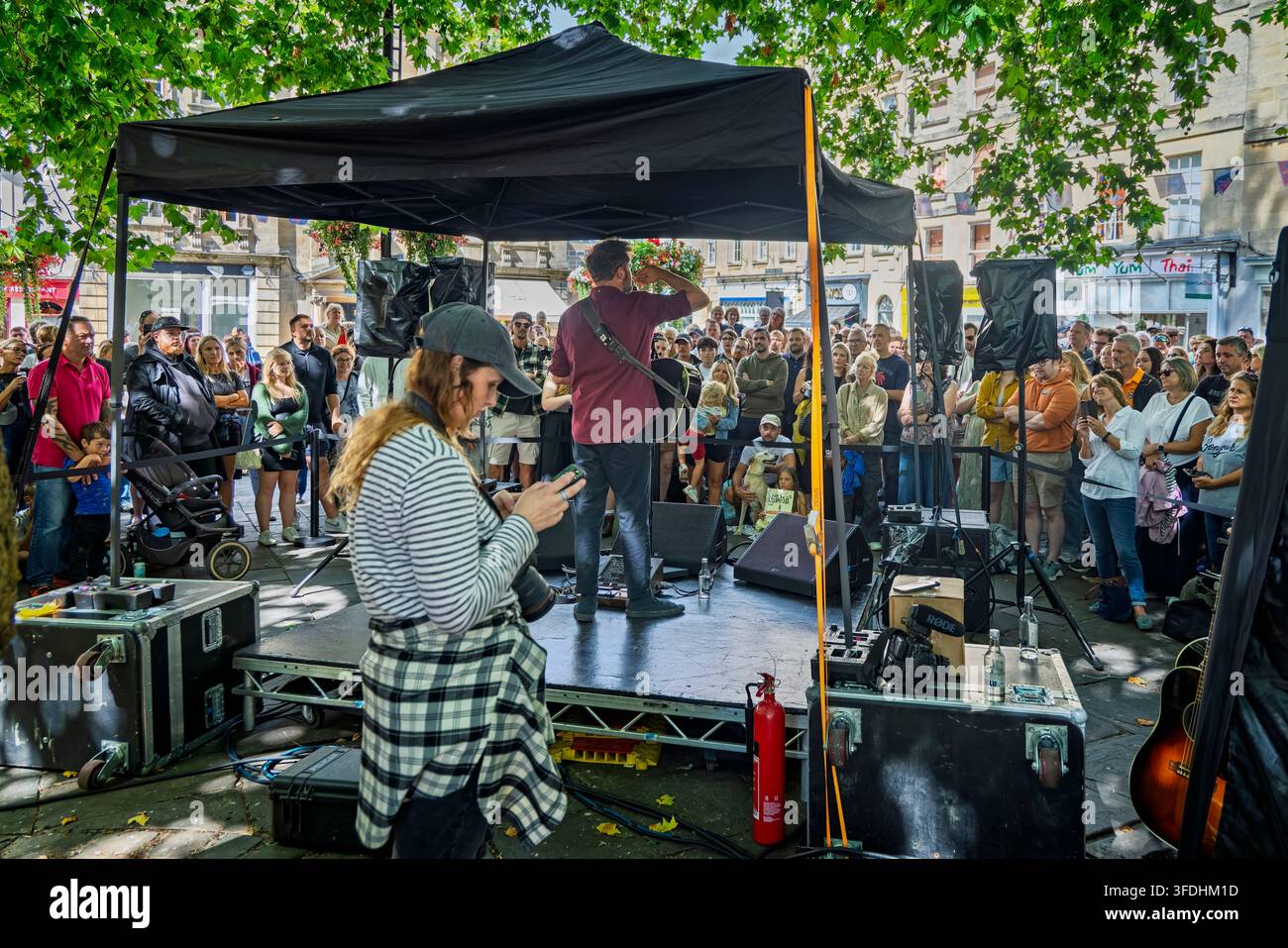 Star indie folk Passenger che suona musica di strada a Bath, Somerset, Regno Unito per promuovere il nuovo album il 30 agosto 2026 Foto Stock