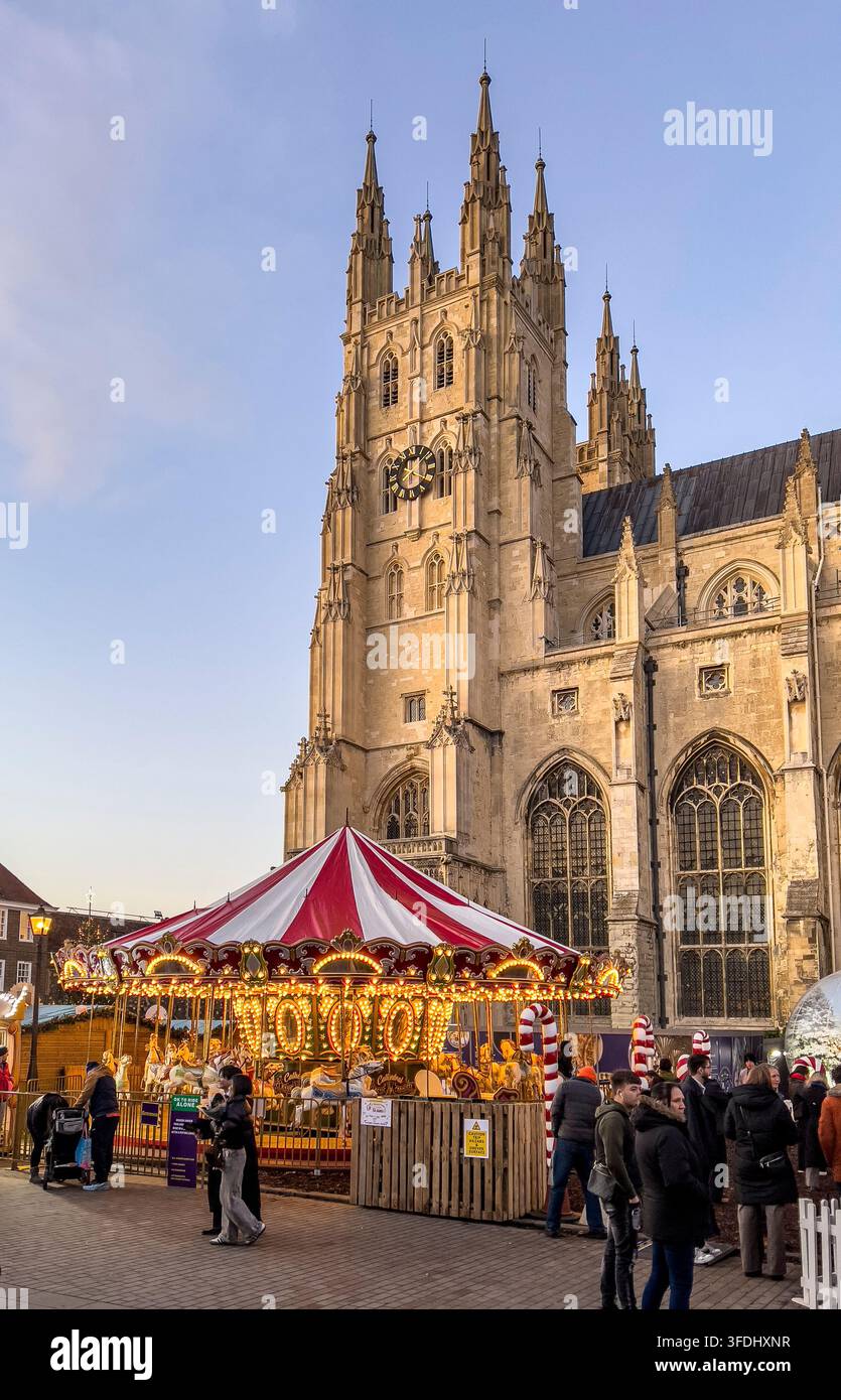 Una giostra fuori dalla Cattedrale di Canterbury durante il frequentato mercato di Natale annuale (Kent, Regno Unito) Foto Stock