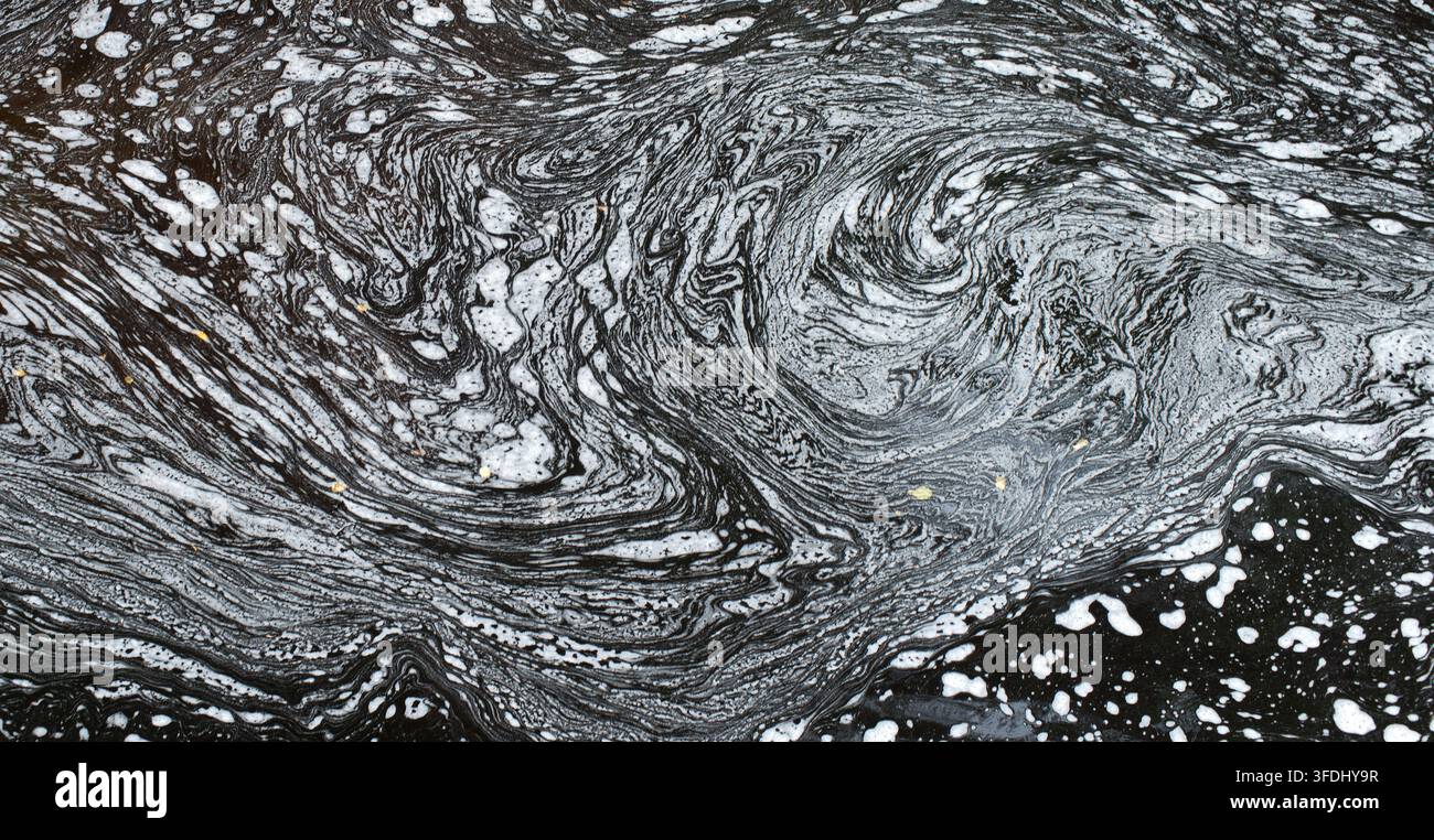 Affascinante immagine astratta di curve, vortici e forme nell'acqua che scorre lentamente che riempie l'inquadratura Foto Stock