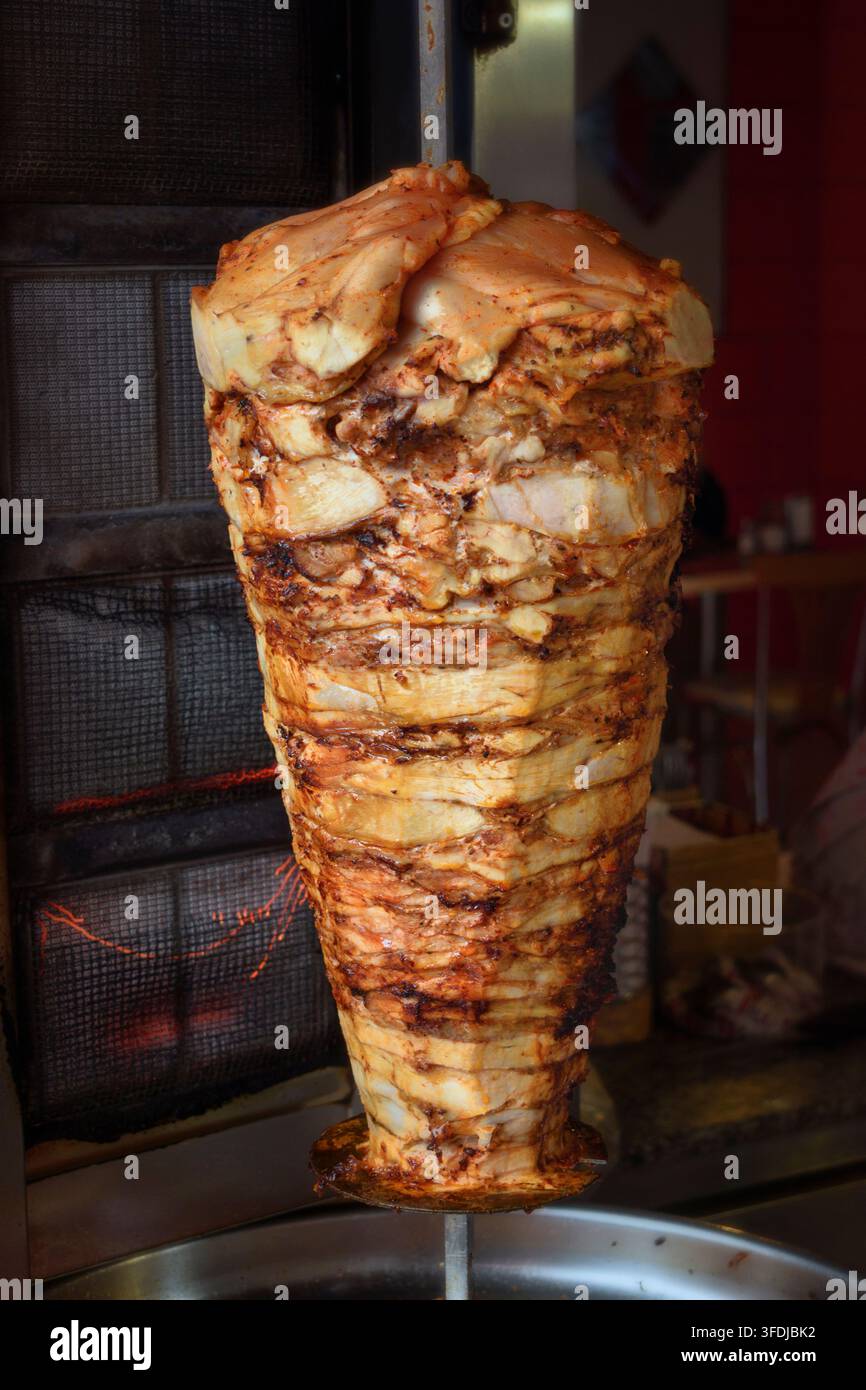 Delizioso kebab di pollo con strati di carne arrosto croccante Foto Stock