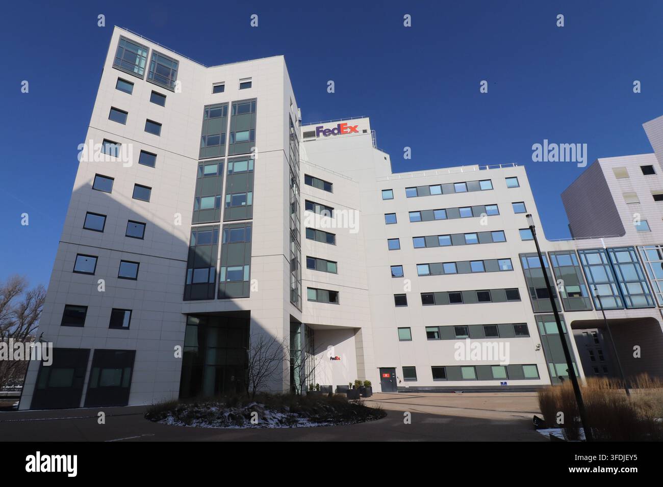 Sede principale di FedEx Francia, un edificio per uffici visto dall'esterno, nella città di Lione, dipartimento del Rodano, Francia. Foto Stock