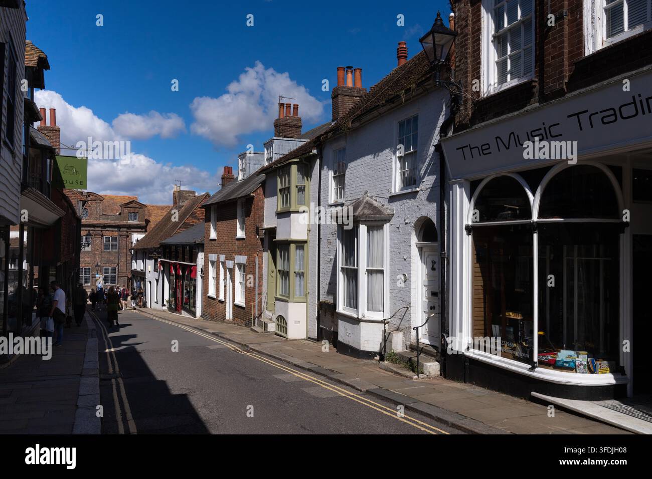 I visitatori passeggiano lungo la storica Lion Street a Rye, East Sussex, esplorando il caratteristico vicolo medievale in pendenza fiancheggiato da edifici antichi. Foto Stock