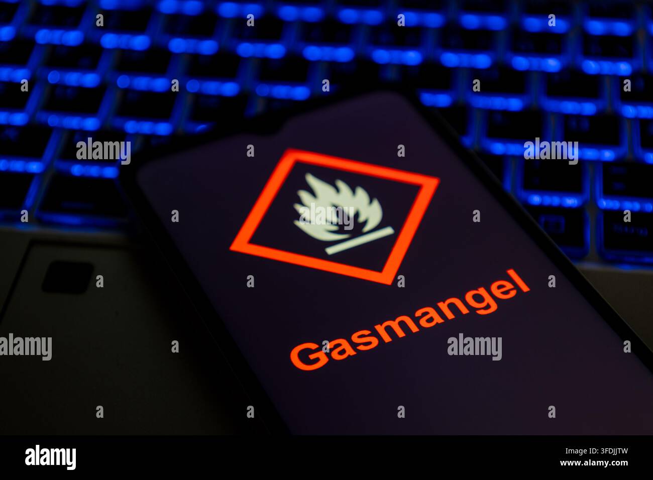 Immagine illustrativa: uno schermo di smartphone mostra l'icona del gas, con la parola GASMANGEL (mancanza di gas) scritta sotto Foto Stock
