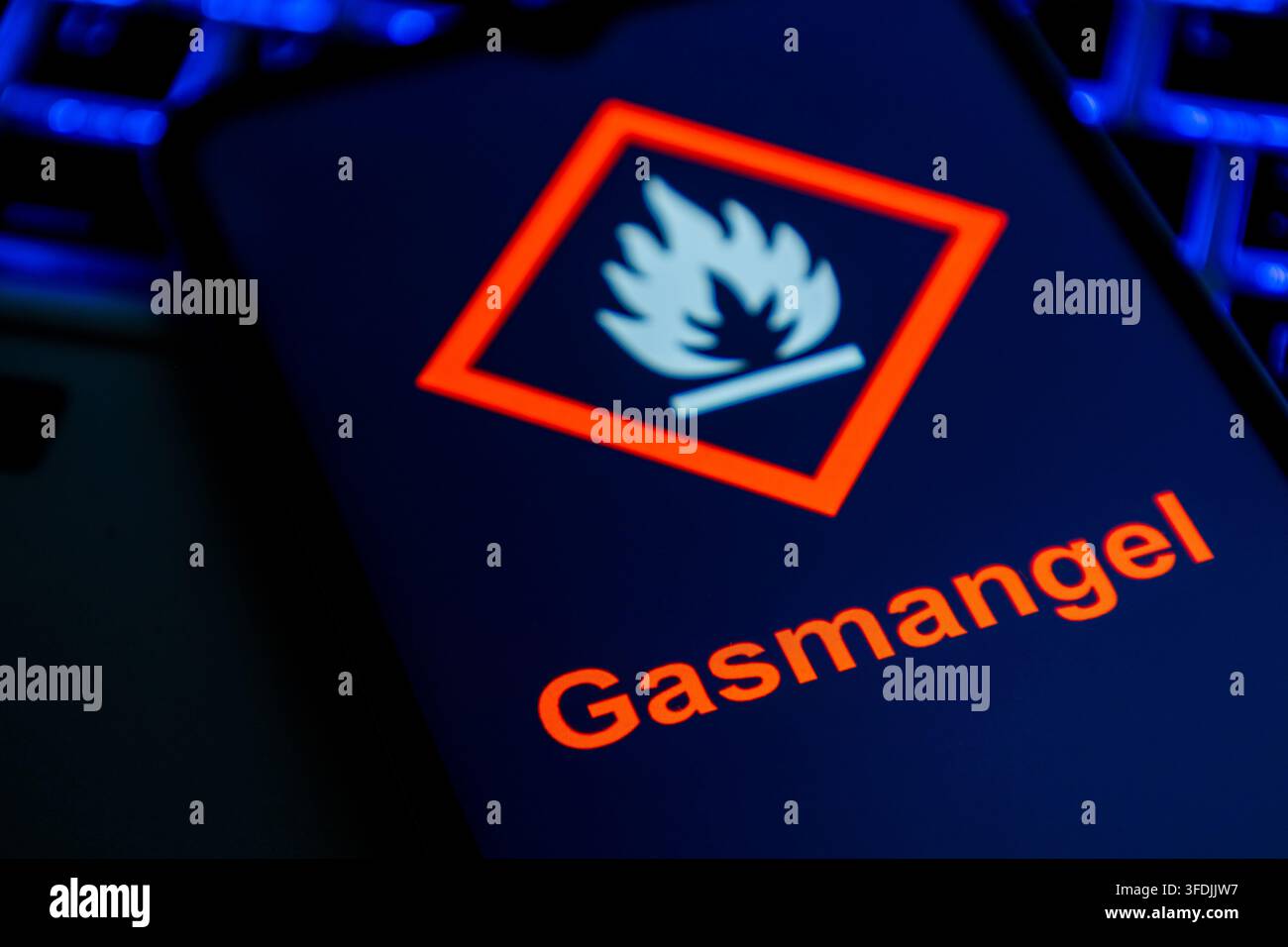 Immagine illustrativa: uno schermo di smartphone mostra l'icona del gas, con la parola GASMANGEL (mancanza di gas) scritta sotto Foto Stock