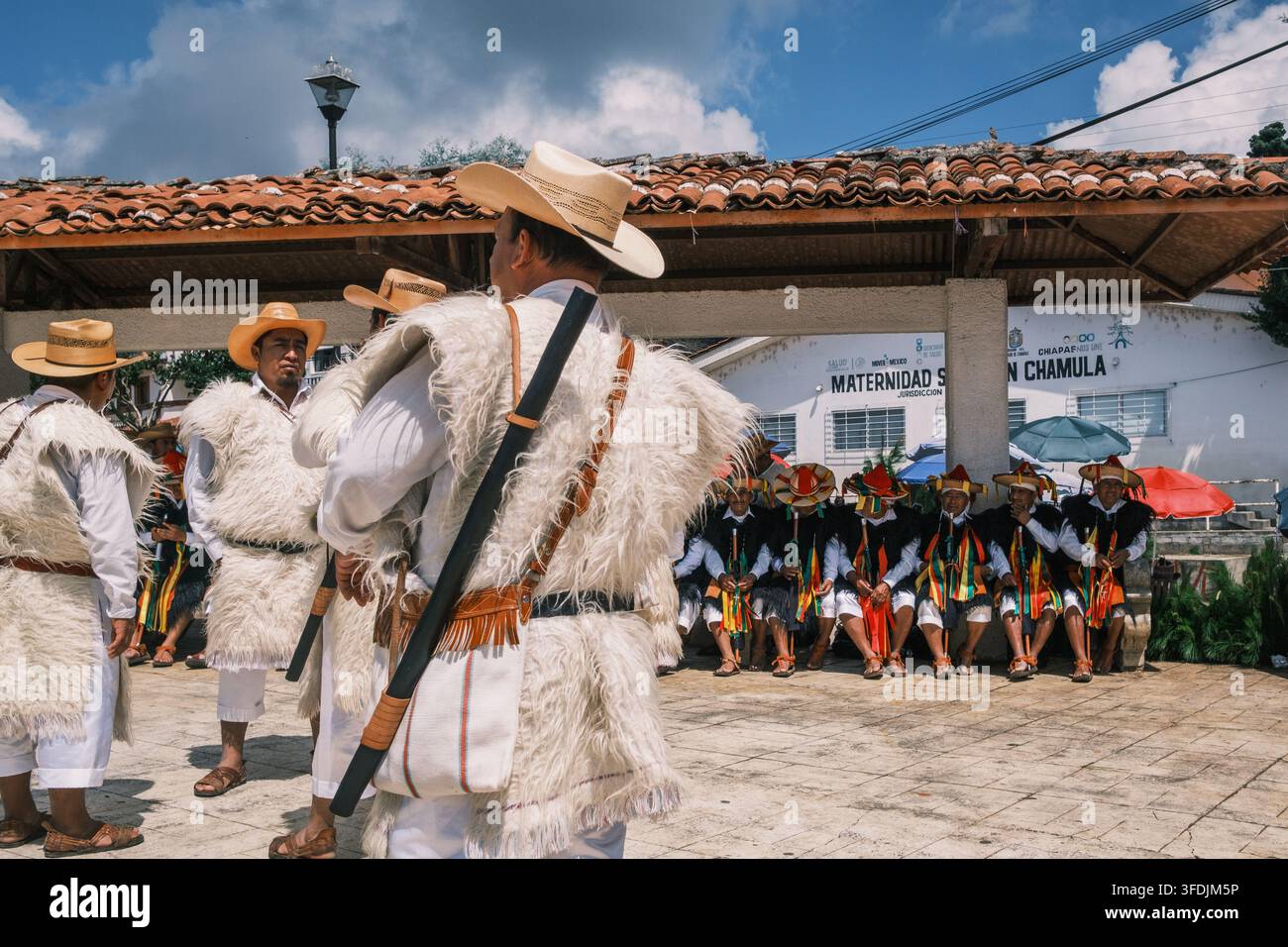 Chamula, Chiapas, Messico - 22 ottobre 2023: Vista di uomini che indossano tuniche e cappelli tradizionali di lana bianca nella piazza del paese di San Juan Chamula. Foto Stock
