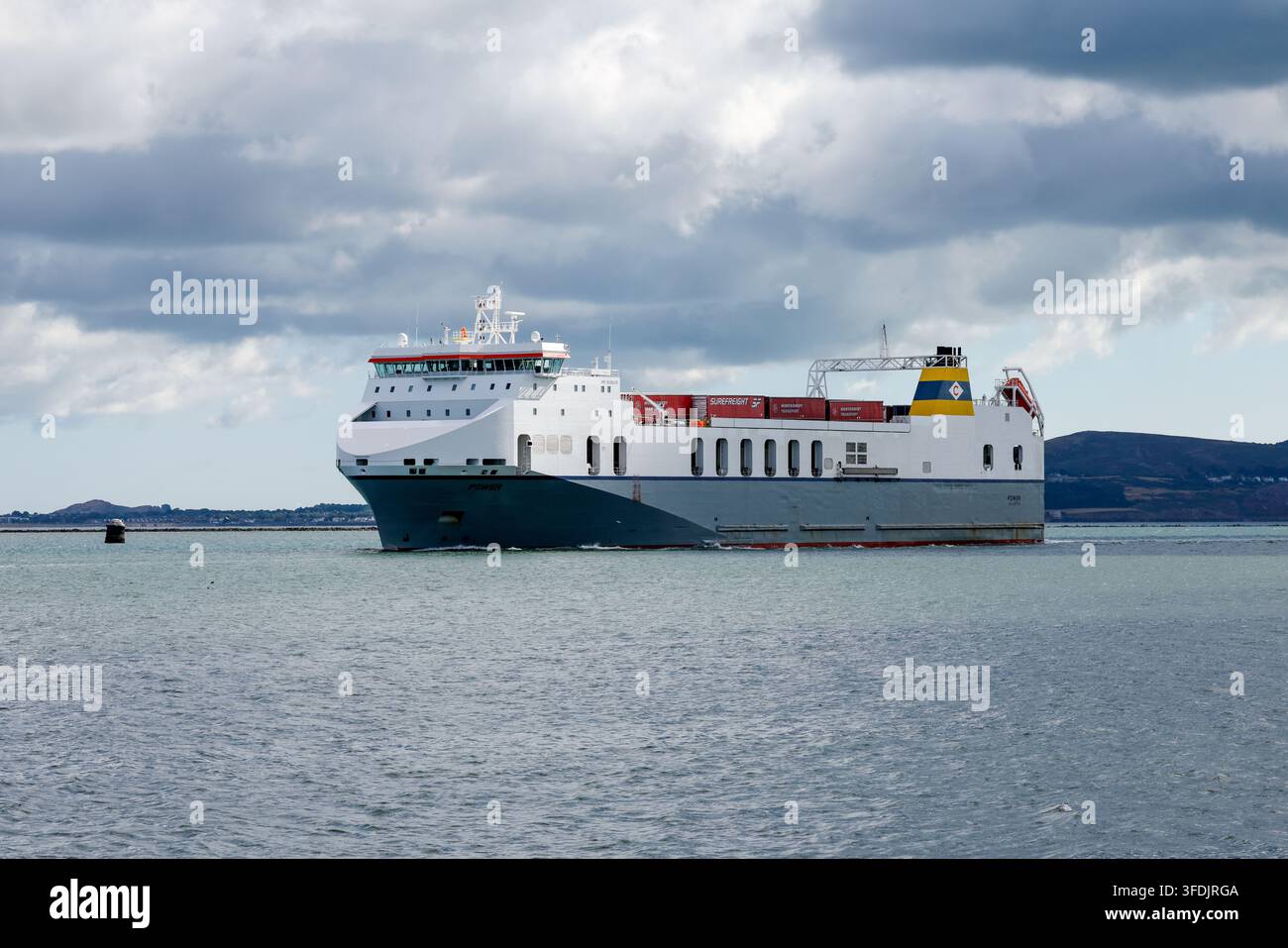 Ferry Cldn in arrivo nel porto di Dublino. Società europea di logistica e spedizione che gestisce navi "Roro" in tutto il Regno Unito e l'Europa. Irlanda Foto Stock