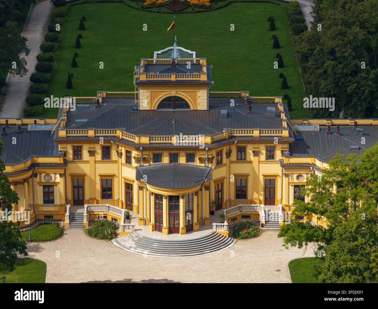 Vista aerea della tenuta di Traku Voke con la sua distintiva facciata gialla, il tetto scuro e i giardini ben curati circostanti a Vilnius, Vilniaus apskritis Foto Stock
