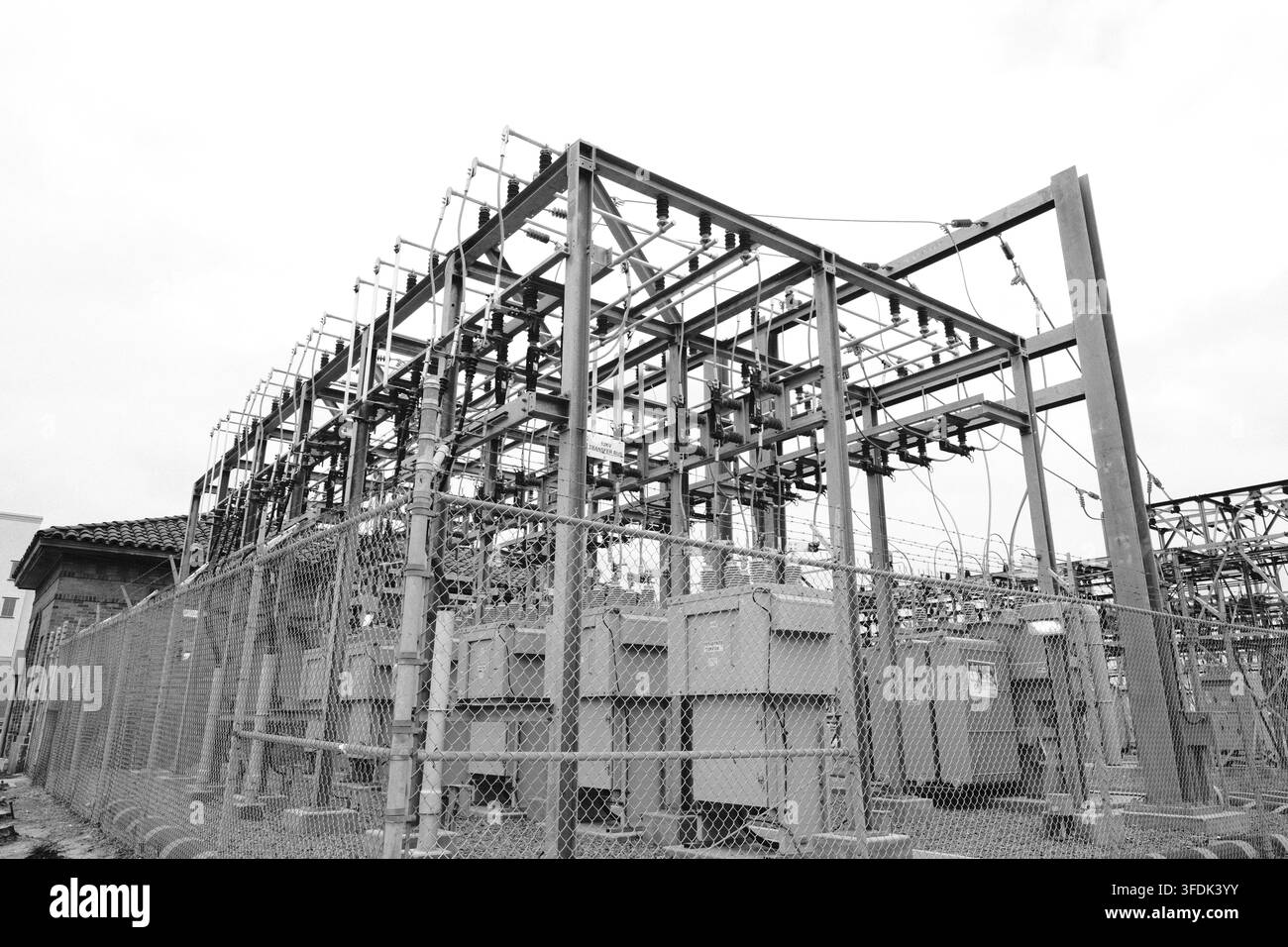Grande struttura industriale a telaio aperto in acciaio si erge contro il cielo, rivelando una griglia densa di travi, supporti e rinforzi strutturali. Foto Stock