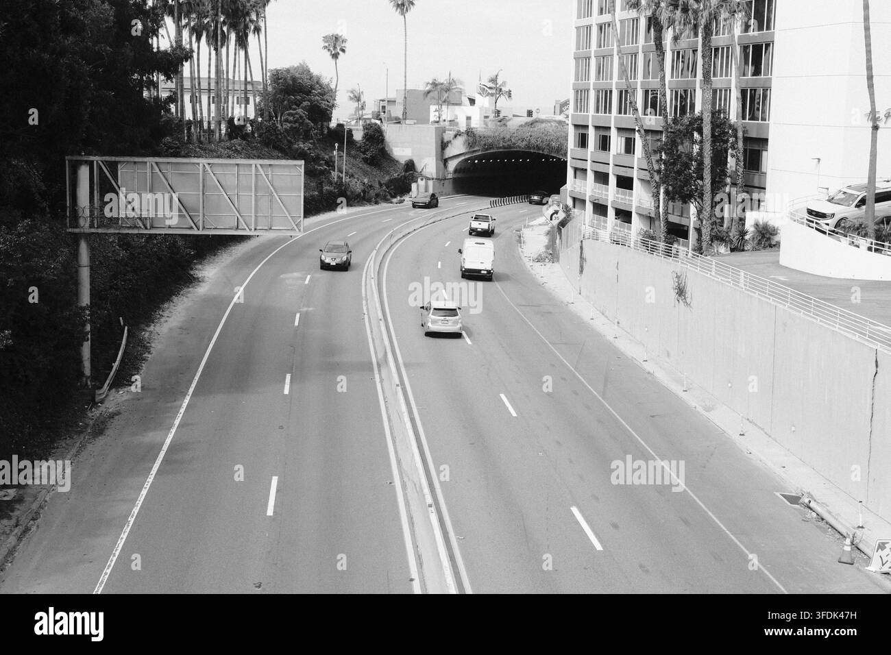 Vista elevata lungo una strada a più corsie di Los Angeles con traffico leggero e sviluppo moderno. Foto Stock