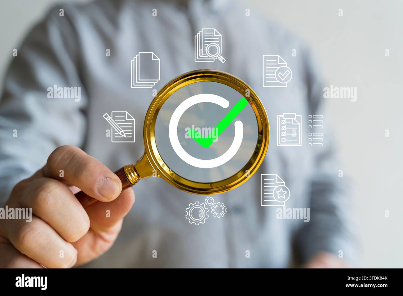 Una lente di ingrandimento mette in evidenza un segno di spunta di approvazione con icone di documenti, illustrando garanzia della qualità, revisione, conformità, verifica, certificazione Foto Stock
