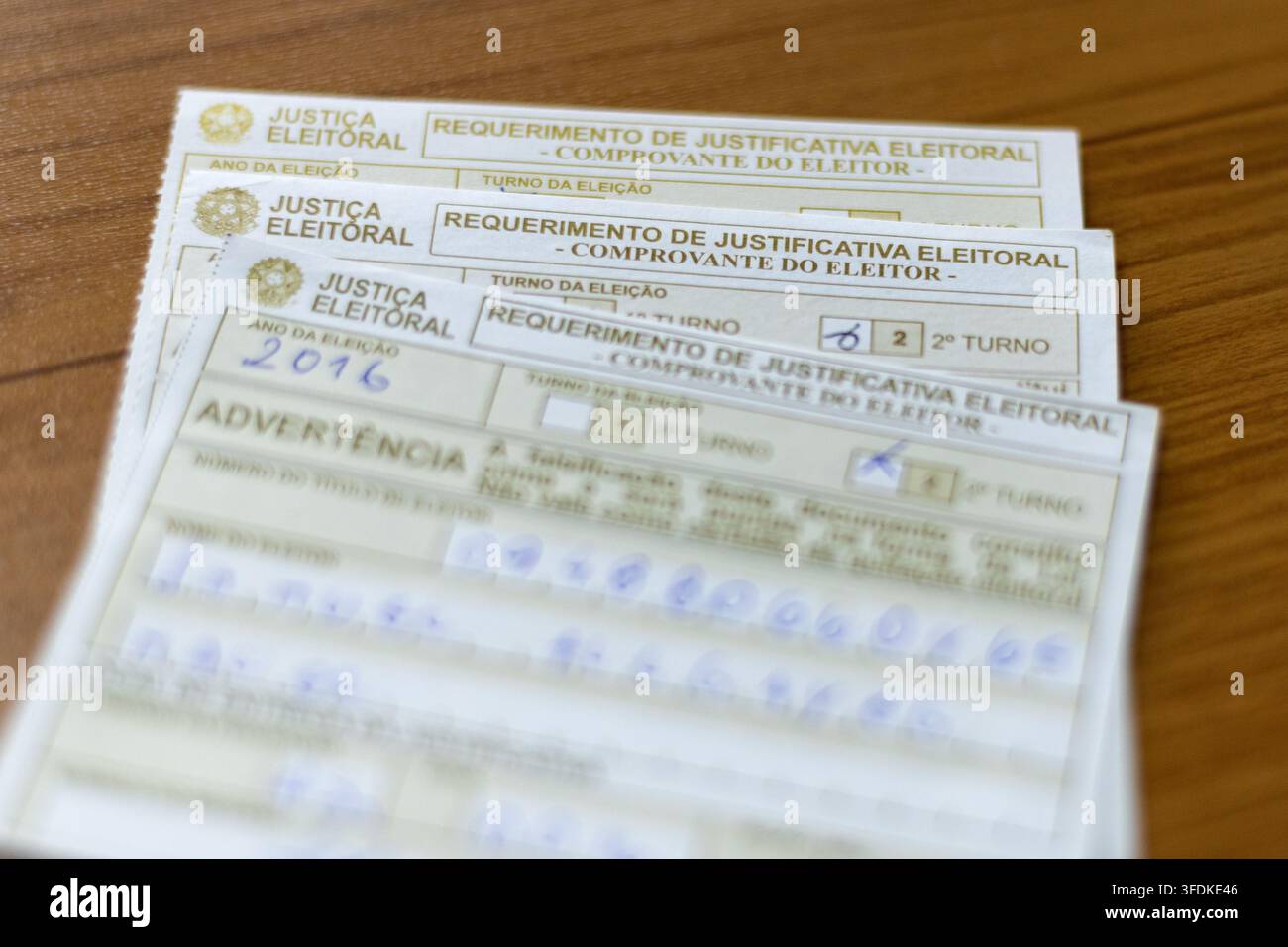 Formulari di giustificazione elettorale brasiliani (Justificativa Eleitoral) con focus selettivo Foto Stock