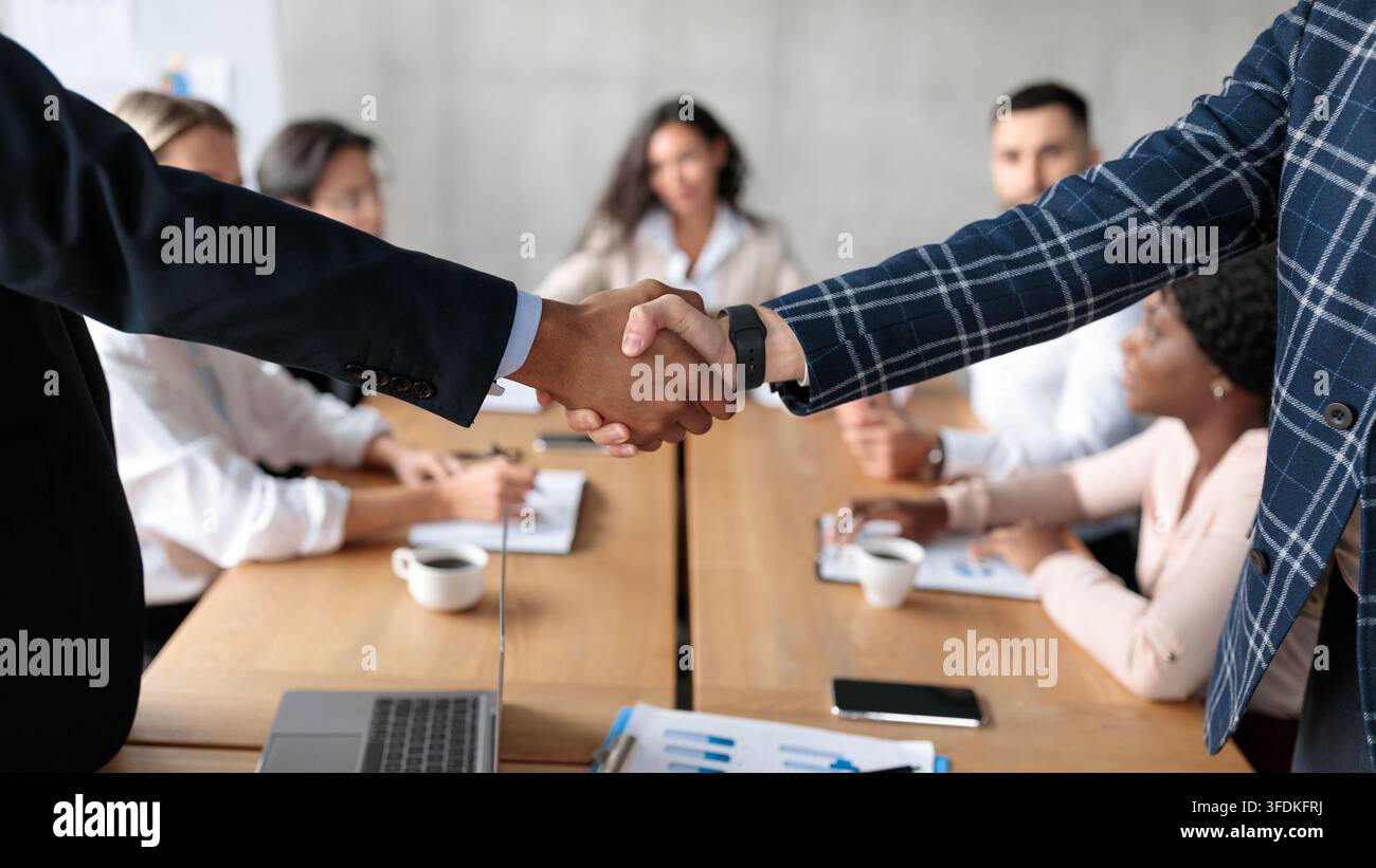 Stretta di mano alla riunione aziendale, due uomini d'affari stringono la mano in Office Foto Stock