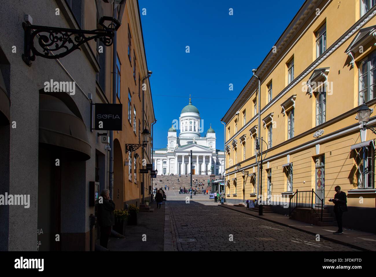 Vista della strada Sofiankatu con Helsingin tuomiokirkko o Cattedrale di Helsinki nel quartiere di Kruununhaka di Helsinki, Finlandia Foto Stock