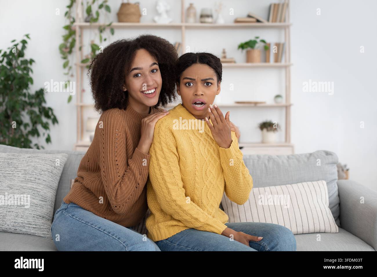 Notizie sorprendenti, proposte scioccanti, pettegolezzi ed emozioni umane Foto Stock