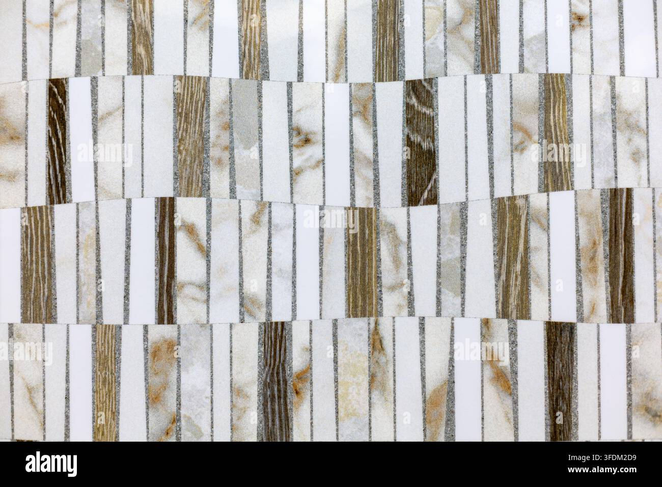 Motivo geometrico astratto a strisce di marmo e venature del legno. Motivo geometrico astratto di strisce di marmo e venature del legno in bianco, beige, marrone e grigio Foto Stock