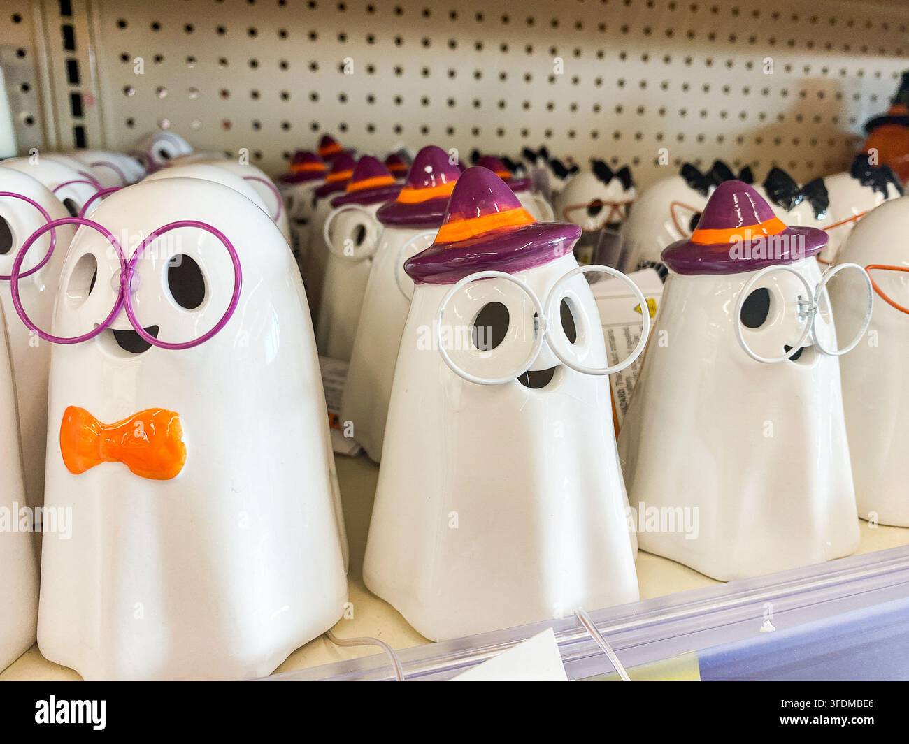 Simpatiche figurine di fantasmi in ceramica con occhiali rotondi e cappelli da strega in esposizione nel negozio – Auburn WA USA – agosto,21 2026 Foto Stock