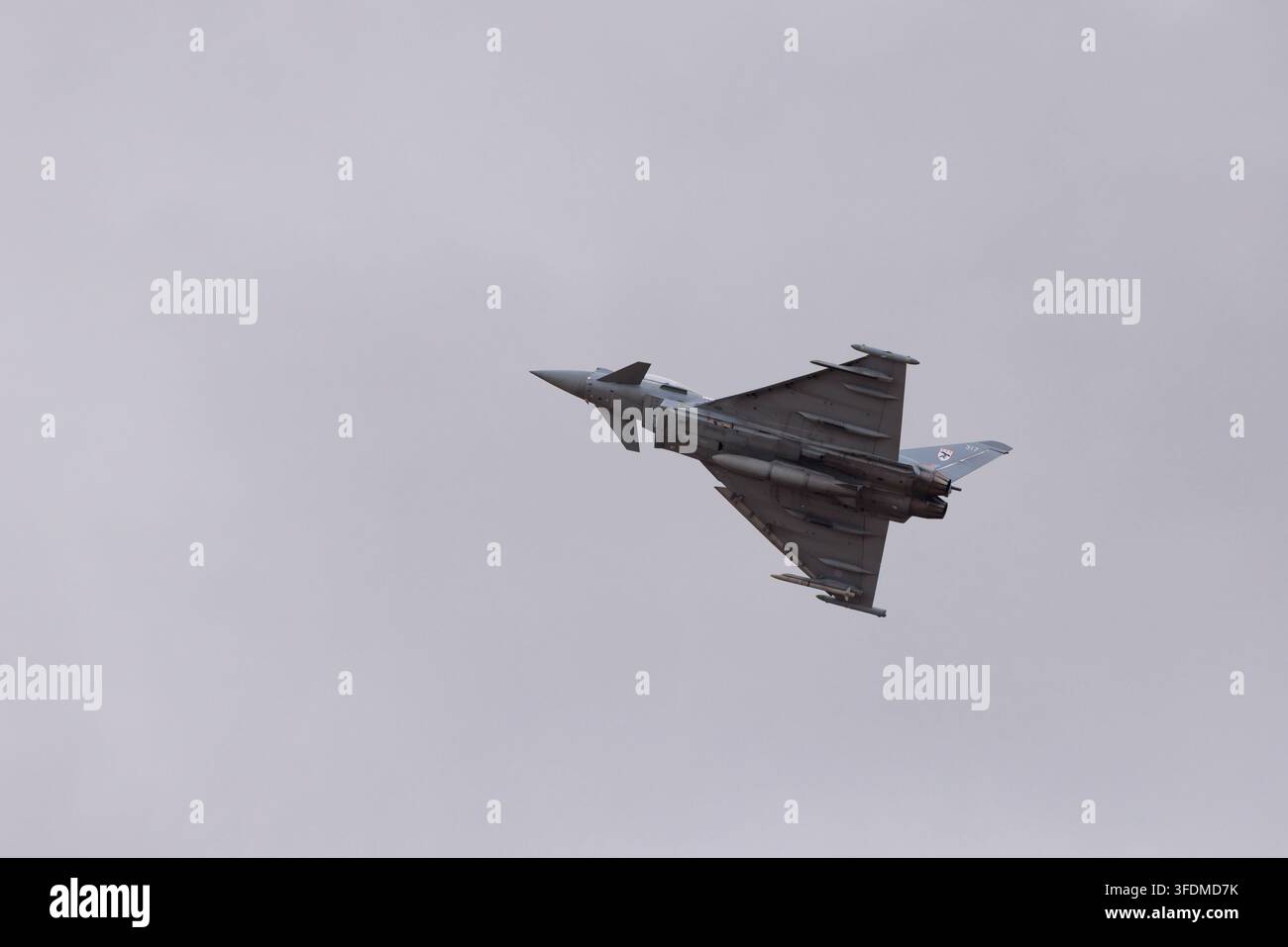 RAF Eurofighter Typhoon FGR4 ZK317 del 29° Squadrone Typhoon Display Team, in esecuzione di una manovra di dimostrazione durante un airshow. Foto Stock