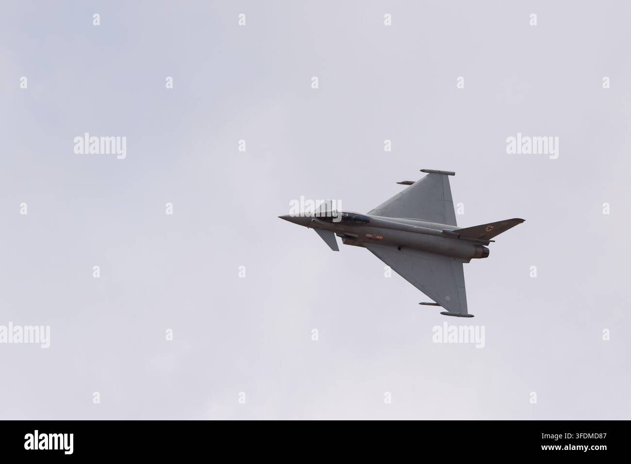 RAF Eurofighter Typhoon FGR4 ZK317 del 29° Squadrone Typhoon Display Team, in esecuzione di una manovra di dimostrazione durante un airshow. Foto Stock