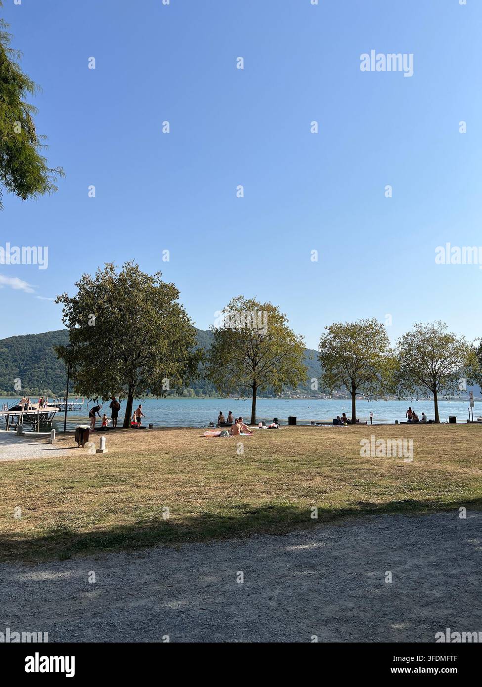 Viste incantevoli di Iseo, Italia, con il Lago d'Iseo, strade pittoresche, case colorate, balconi pieni di fiori e un'atmosfera italiana autentica. - Immagine stock catturata con smartphone